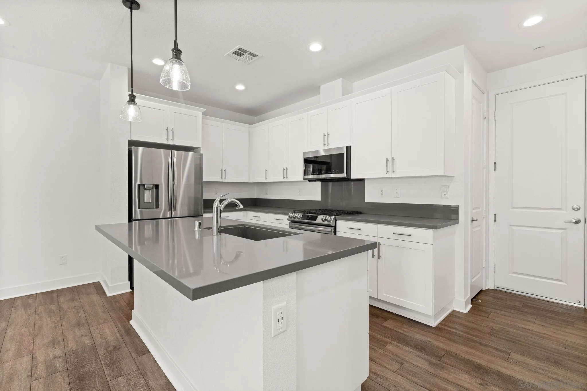 https://cdn.realtyfeed.com/cdn/127/260014471/aee44253a95dd164078c6f6365f722cc.webp