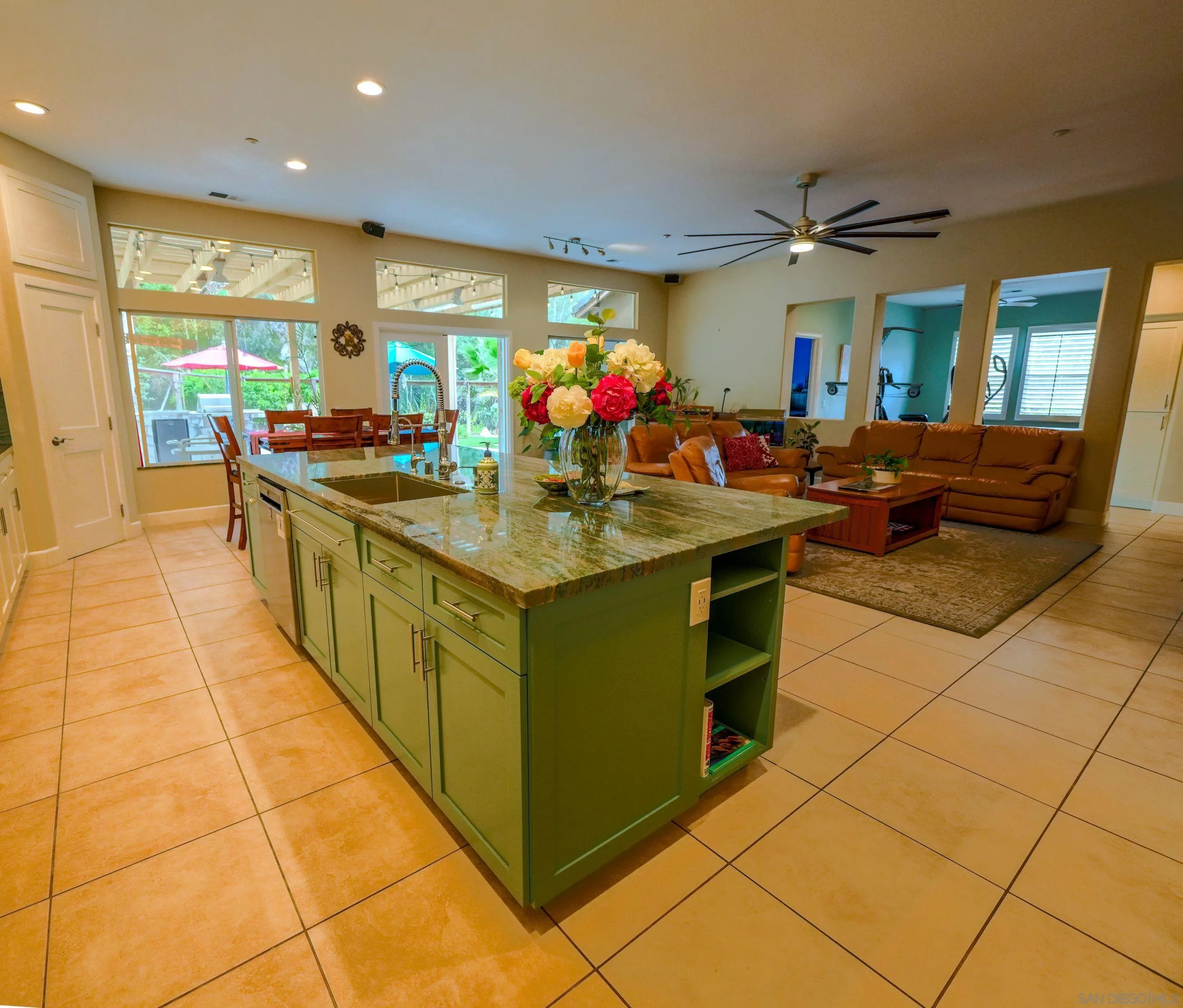 https://cdn.realtyfeed.com/cdn/127/260014475/8cf180edfdf298a17969d78b593147ac.webp