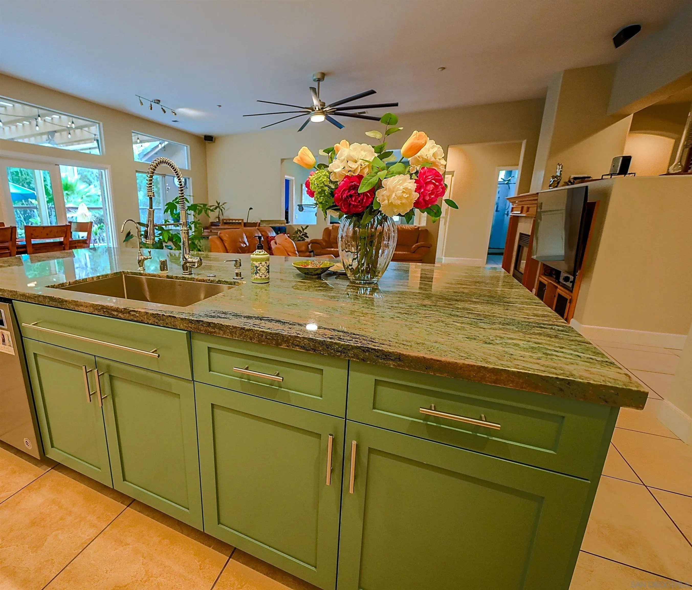 https://cdn.realtyfeed.com/cdn/127/260014475/a44b7b8f913c4edb87eb26a5936203b2.webp