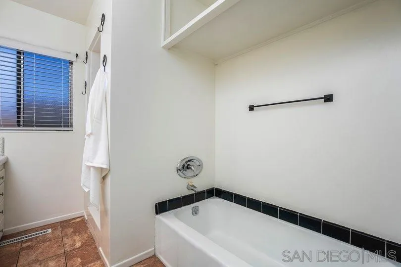 https://cdn.realtyfeed.com/cdn/127/260014476/1f6b3aab747abf43f39e803f3cd73d6a.webp