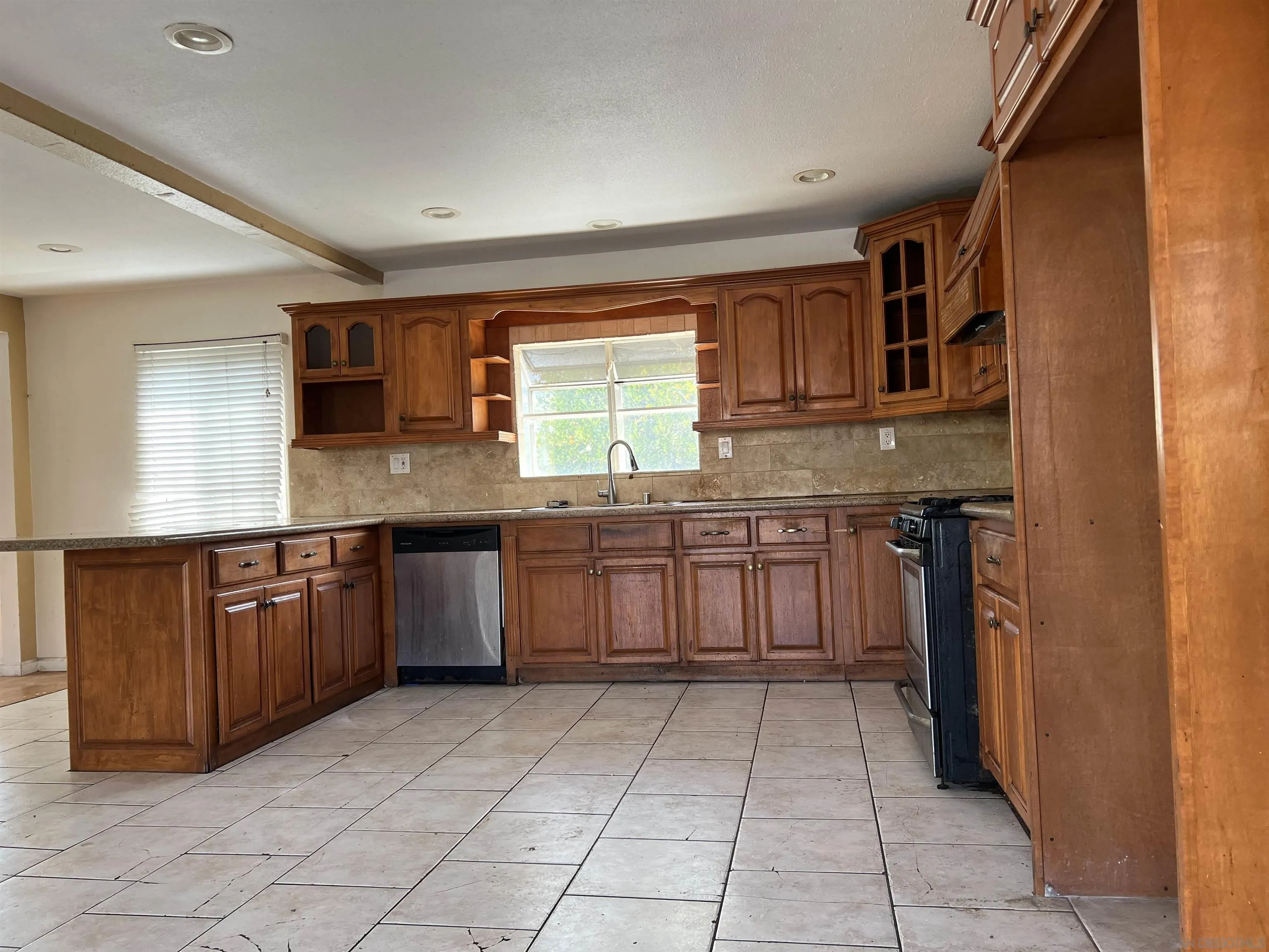 https://cdn.realtyfeed.com/cdn/127/260014486/8693c5a50796d76bd250fb3247fcf98b.webp