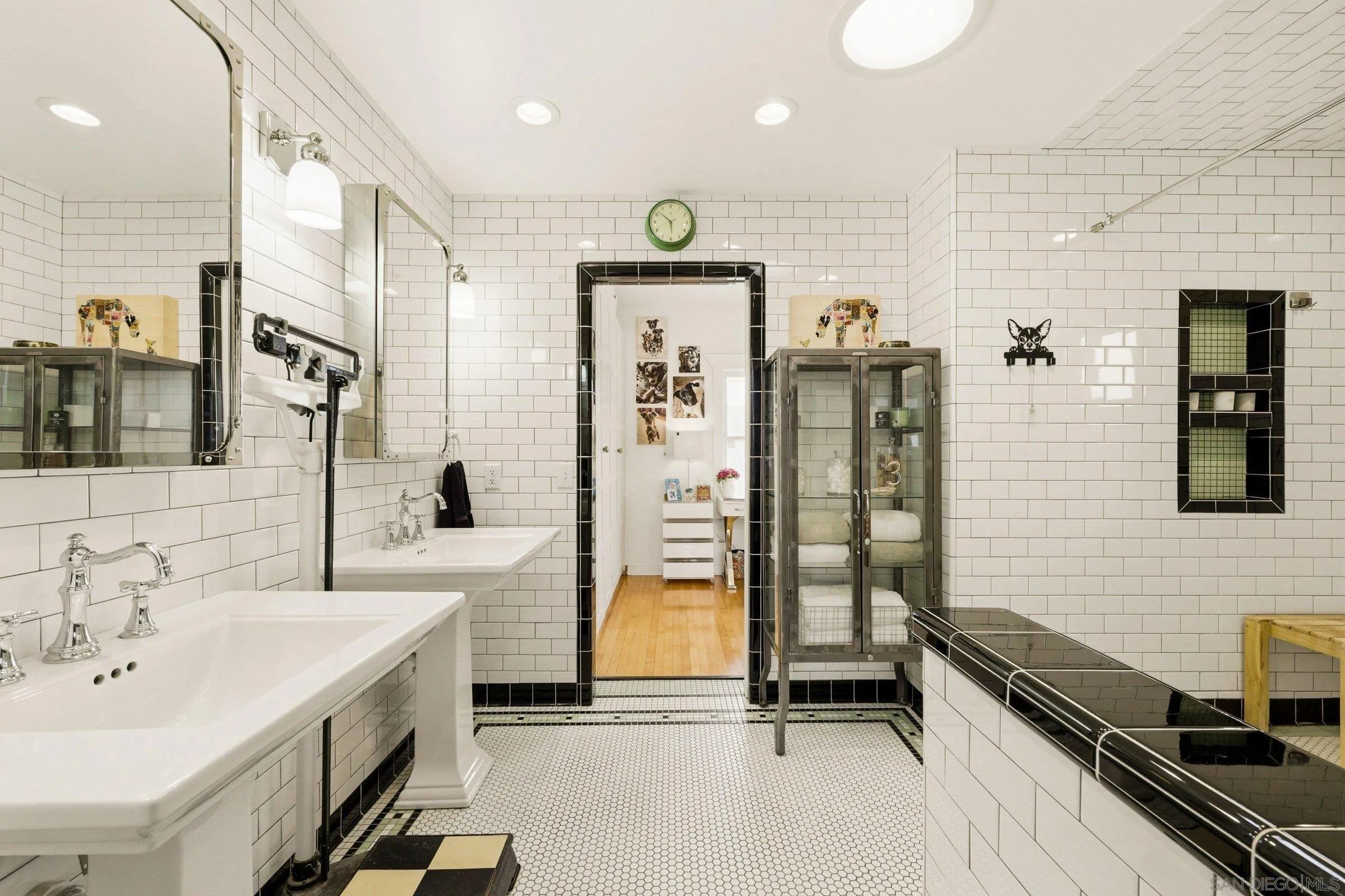 https://cdn.realtyfeed.com/cdn/127/260014515/5ab0271eafa6d10c3aa6c525f9199559.webp
