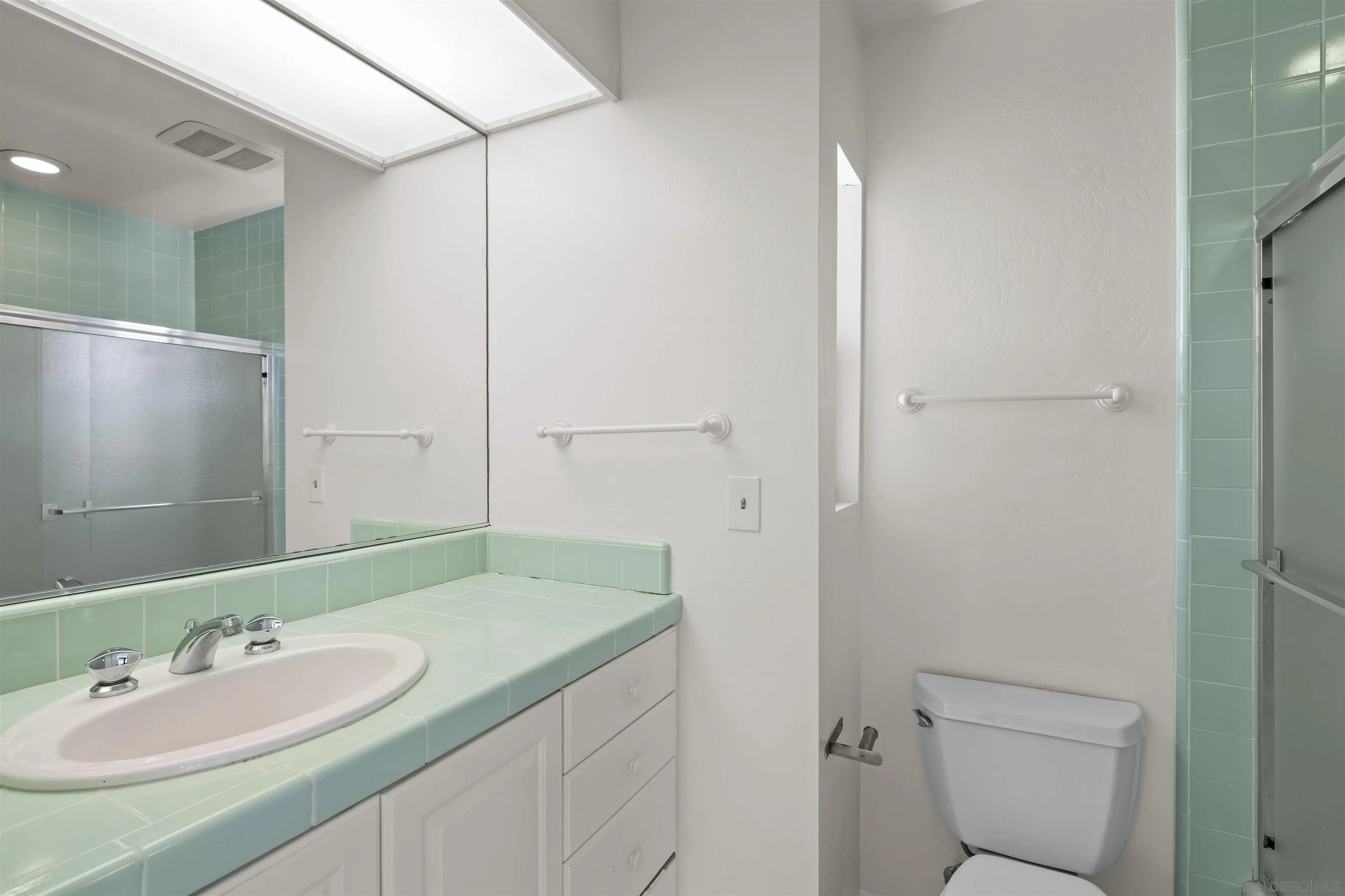 https://cdn.realtyfeed.com/cdn/127/260014546/e55c5d7974f73c73c948cea777942f98.webp