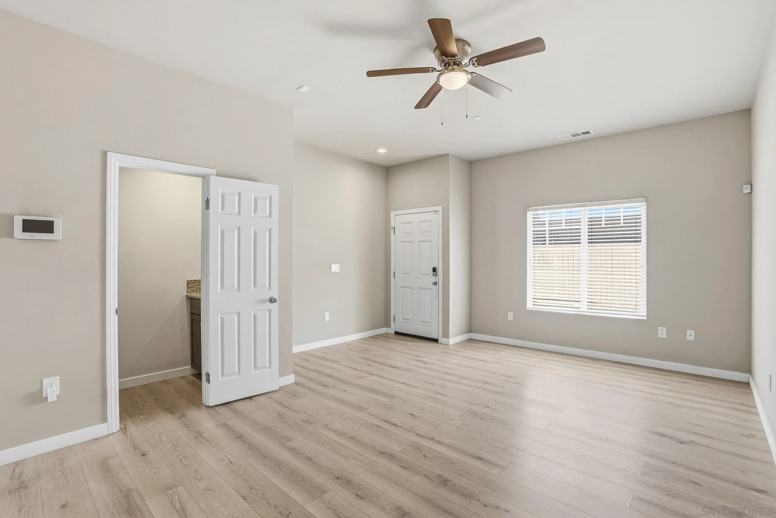 https://cdn.realtyfeed.com/cdn/127/260014565/74ea54e3da2b9ef488e493fb91721b77.webp