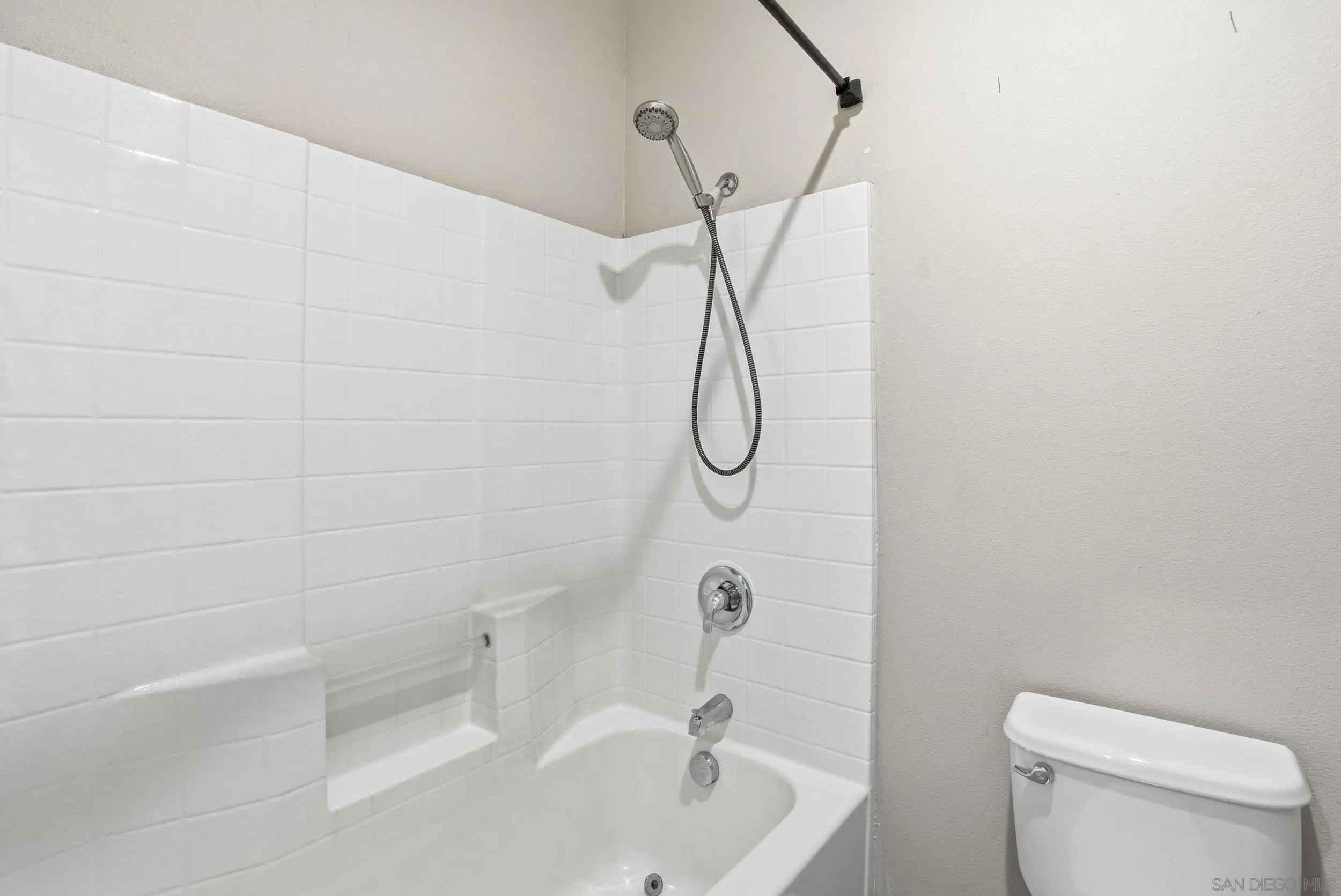 https://cdn.realtyfeed.com/cdn/127/260014565/76aa858bc03818ea718af710c9457f14.webp