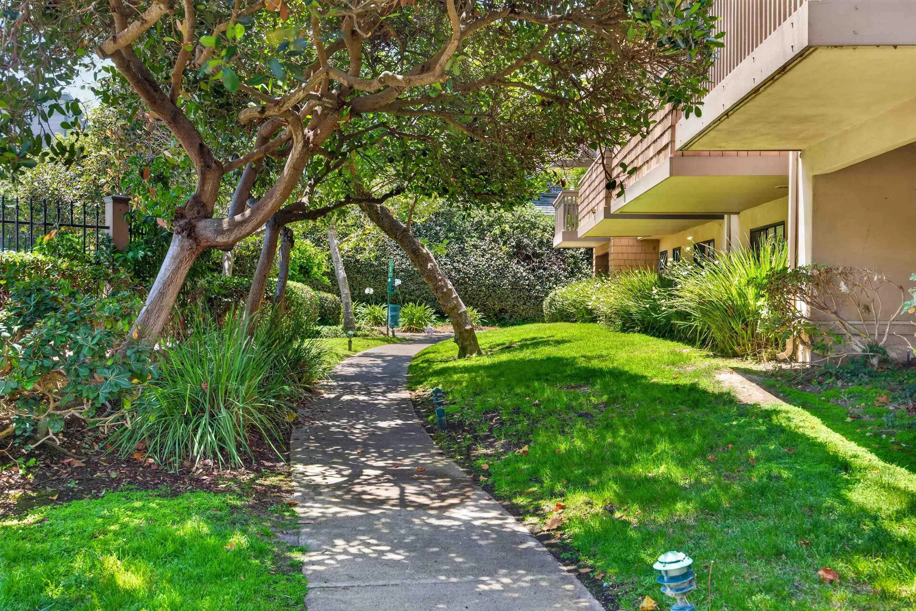 https://cdn.realtyfeed.com/cdn/127/260014566/8cc6e242439d41654c955d5d898ae42b.webp