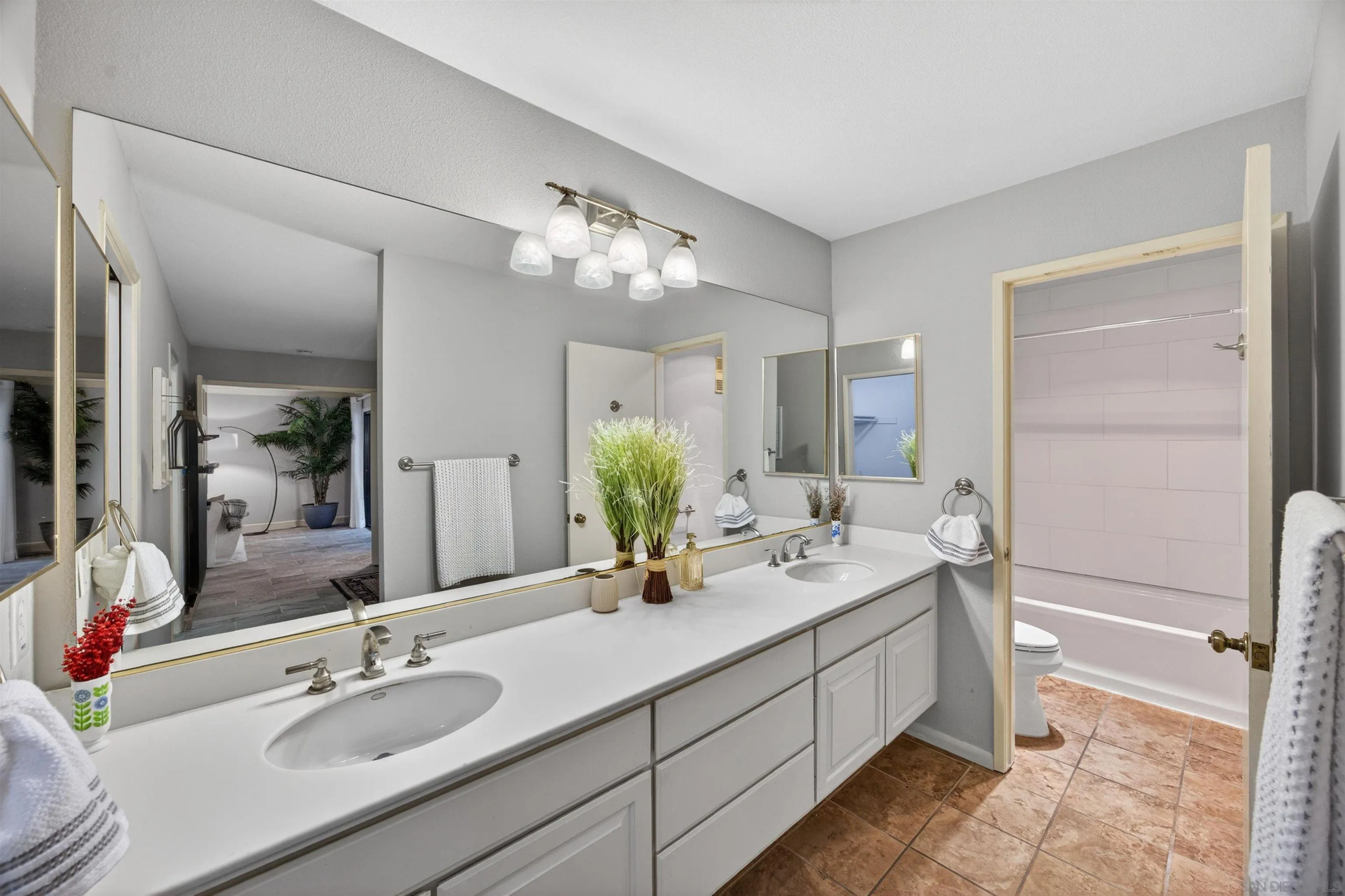 https://cdn.realtyfeed.com/cdn/127/260014566/cf8c18238853a99777e26a606a428914.webp