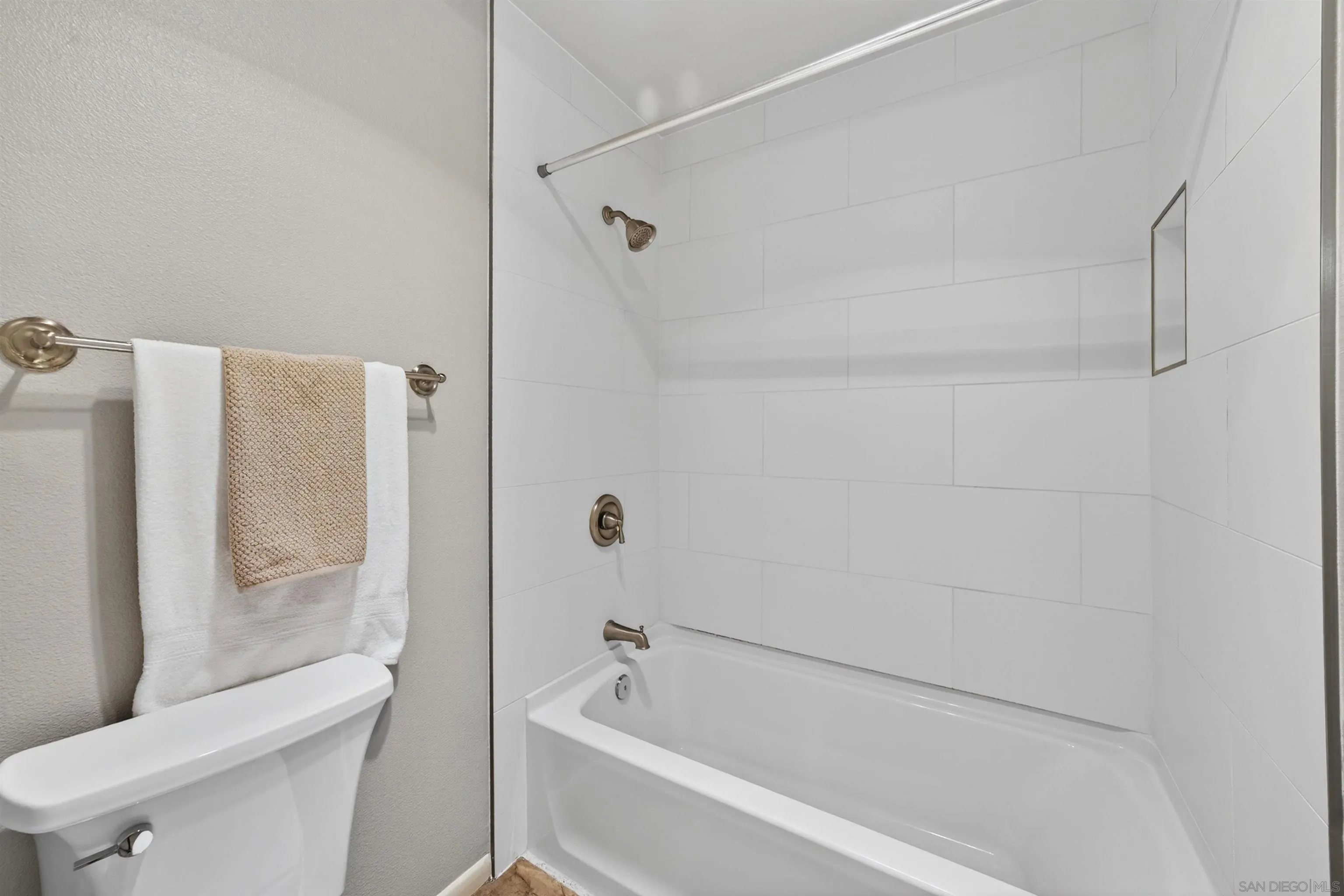 https://cdn.realtyfeed.com/cdn/127/260014566/eecc9f7d3f77ba5c14699591783c3c36.webp