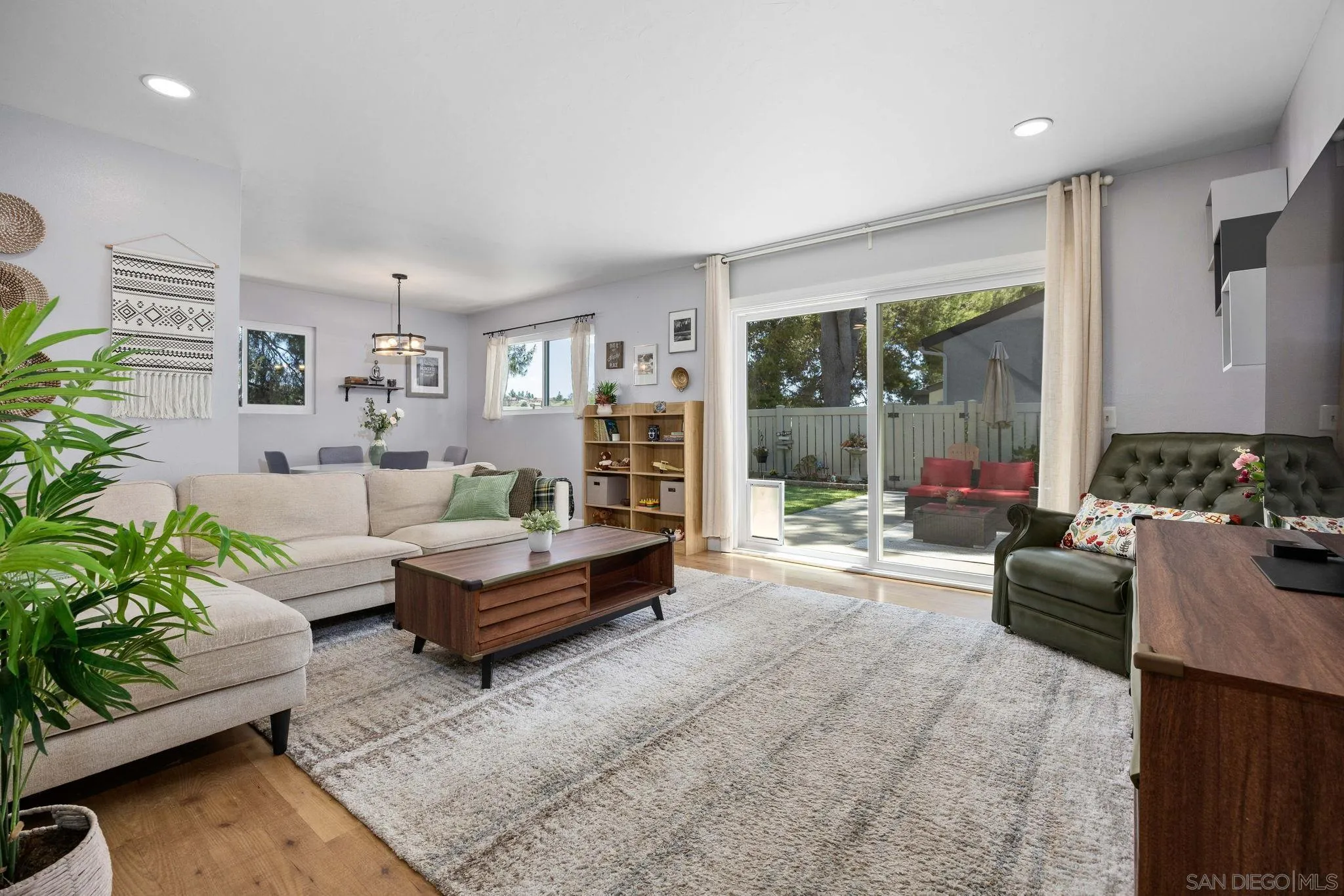 https://cdn.realtyfeed.com/cdn/127/260014567/c2ce4e57a15140c0f70281fca12d9c84.webp