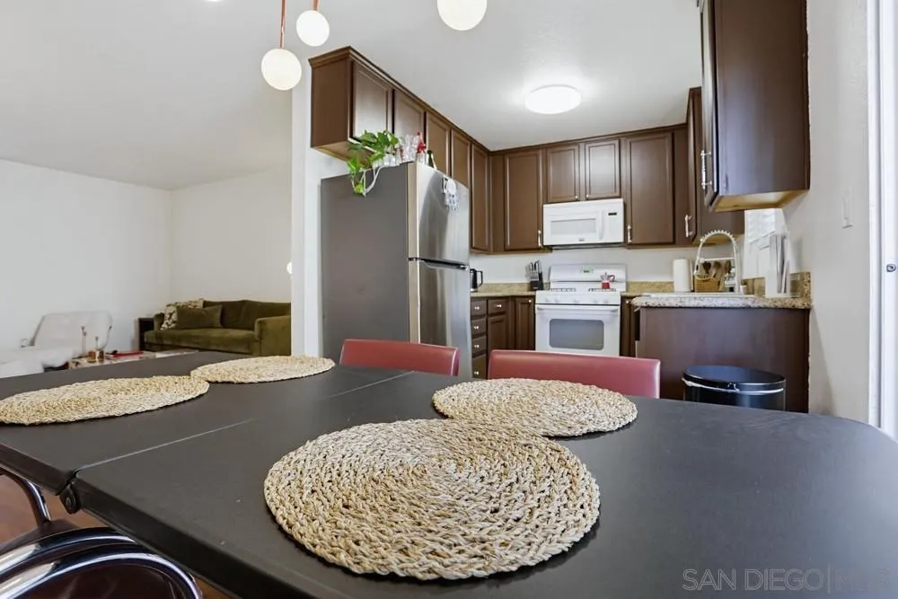 https://cdn.realtyfeed.com/cdn/127/260014572/c13306d061dc2bb9d07eed376e3d772b.webp