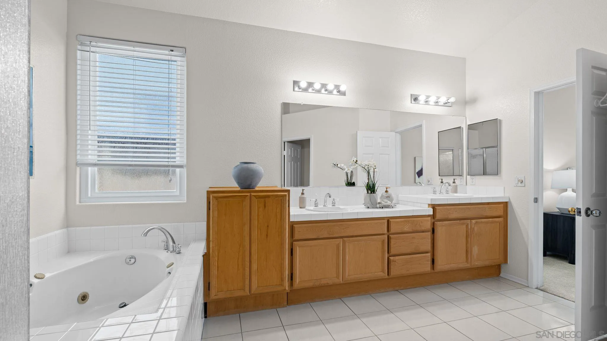 https://cdn.realtyfeed.com/cdn/127/260014573/2be489570843ef15fa645f3bd633bba5.webp