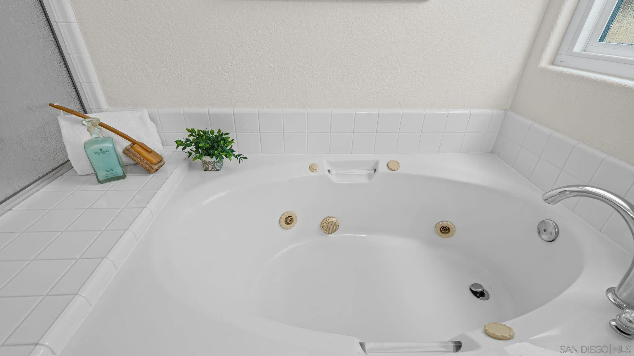 https://cdn.realtyfeed.com/cdn/127/260014573/decc9e149286366dc3b5803bb930fa87.webp