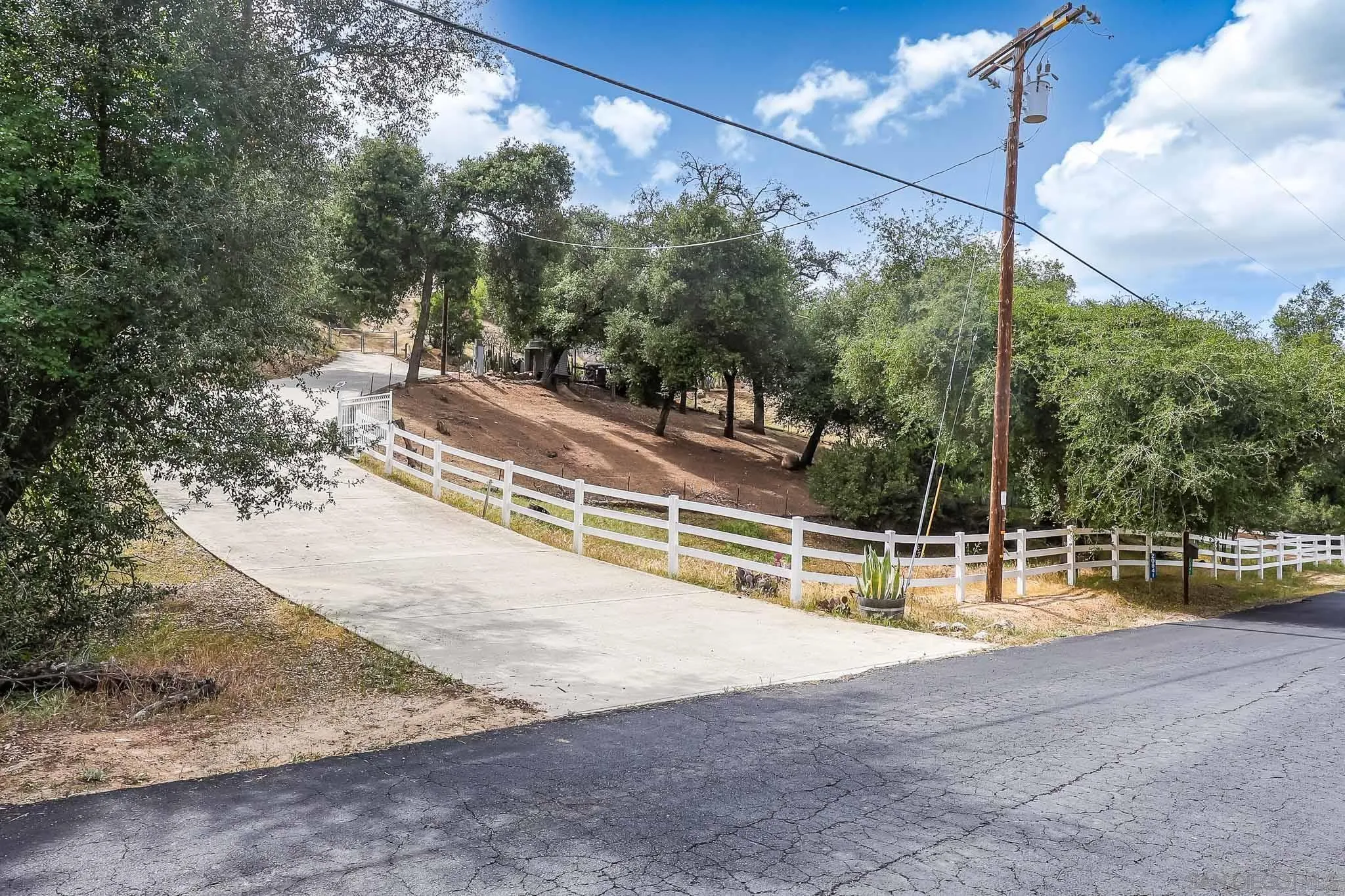 https://cdn.realtyfeed.com/cdn/127/260014575/02845787781d93df221eb29fc755b321.webp
