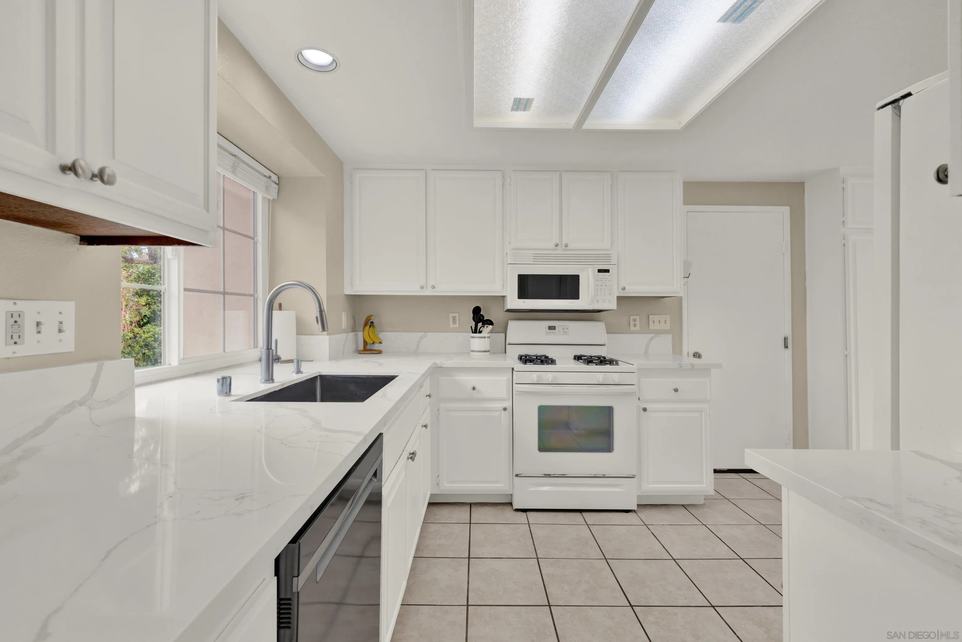 https://cdn.realtyfeed.com/cdn/127/260014599/c374f5ab3f8c067402777f7030965ff1.webp