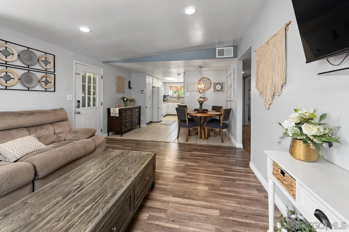 https://cdn.realtyfeed.com/cdn/127/260014608/9295dbac23c746daf401412e7a250331.webp