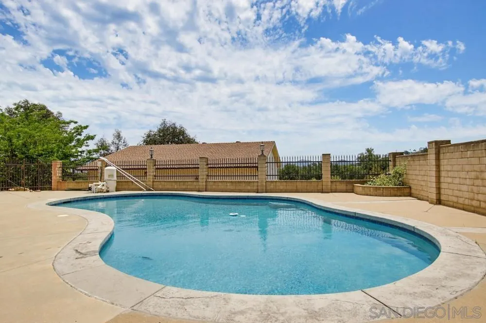 https://cdn.realtyfeed.com/cdn/127/260014612/8d8bc6a99376d834a21ba8665beba768.webp