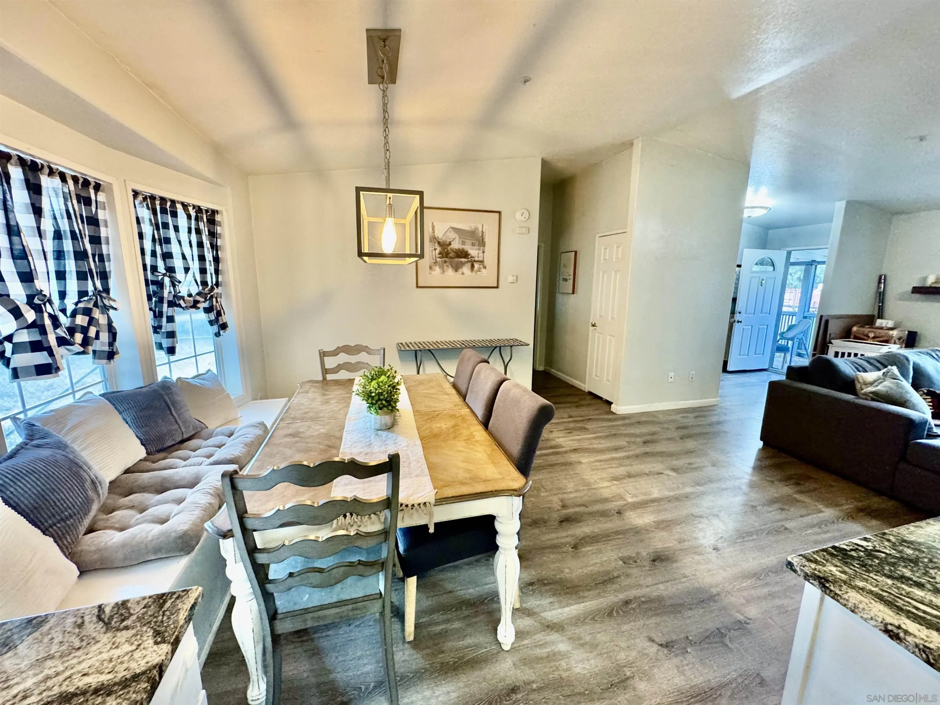 https://cdn.realtyfeed.com/cdn/127/260014661/cf7d3e7afb52cefe508fc57f6a718081.webp