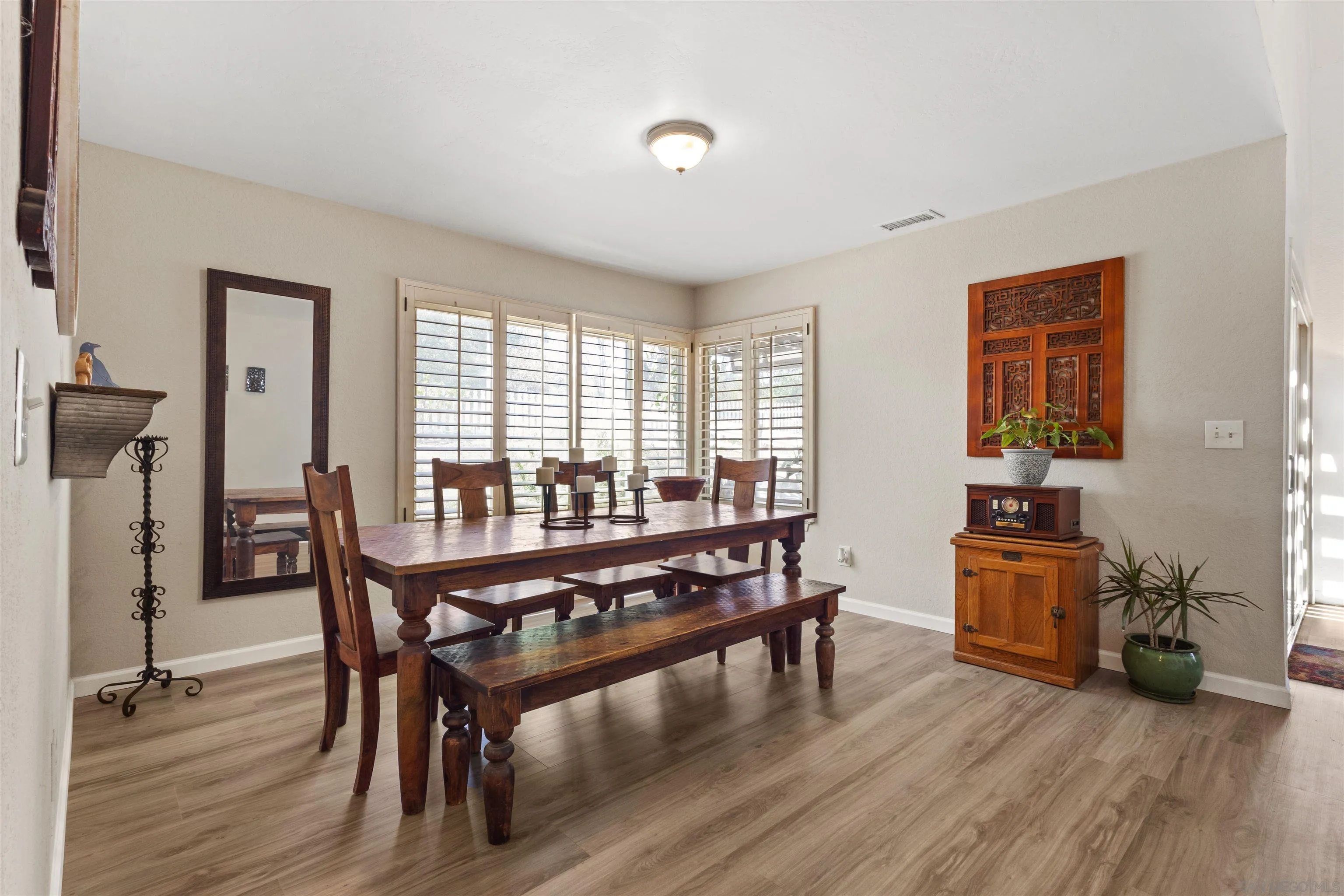 https://cdn.realtyfeed.com/cdn/127/260014680/0ddd0798fef6c5f6bacfd25bacce8614.webp