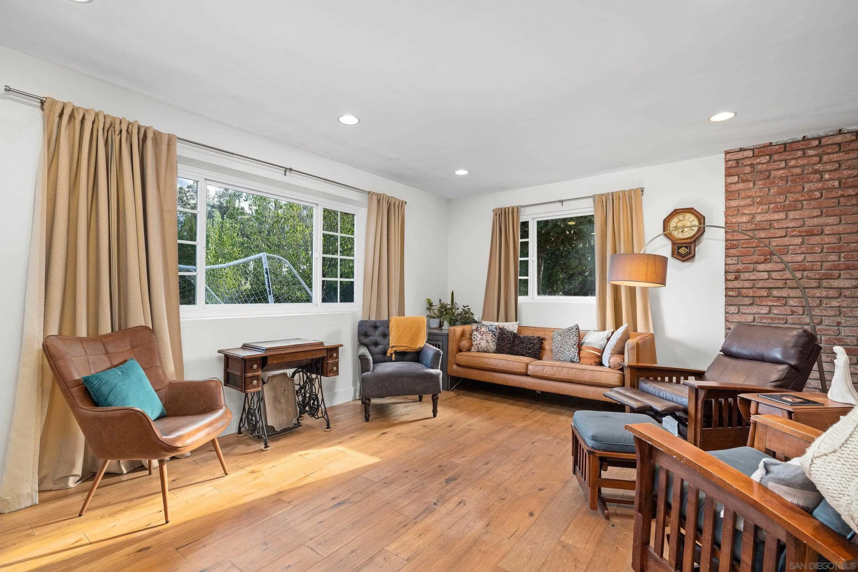 https://cdn.realtyfeed.com/cdn/127/260014682/23452d1a9d2175c24a49a8b48432888f.webp