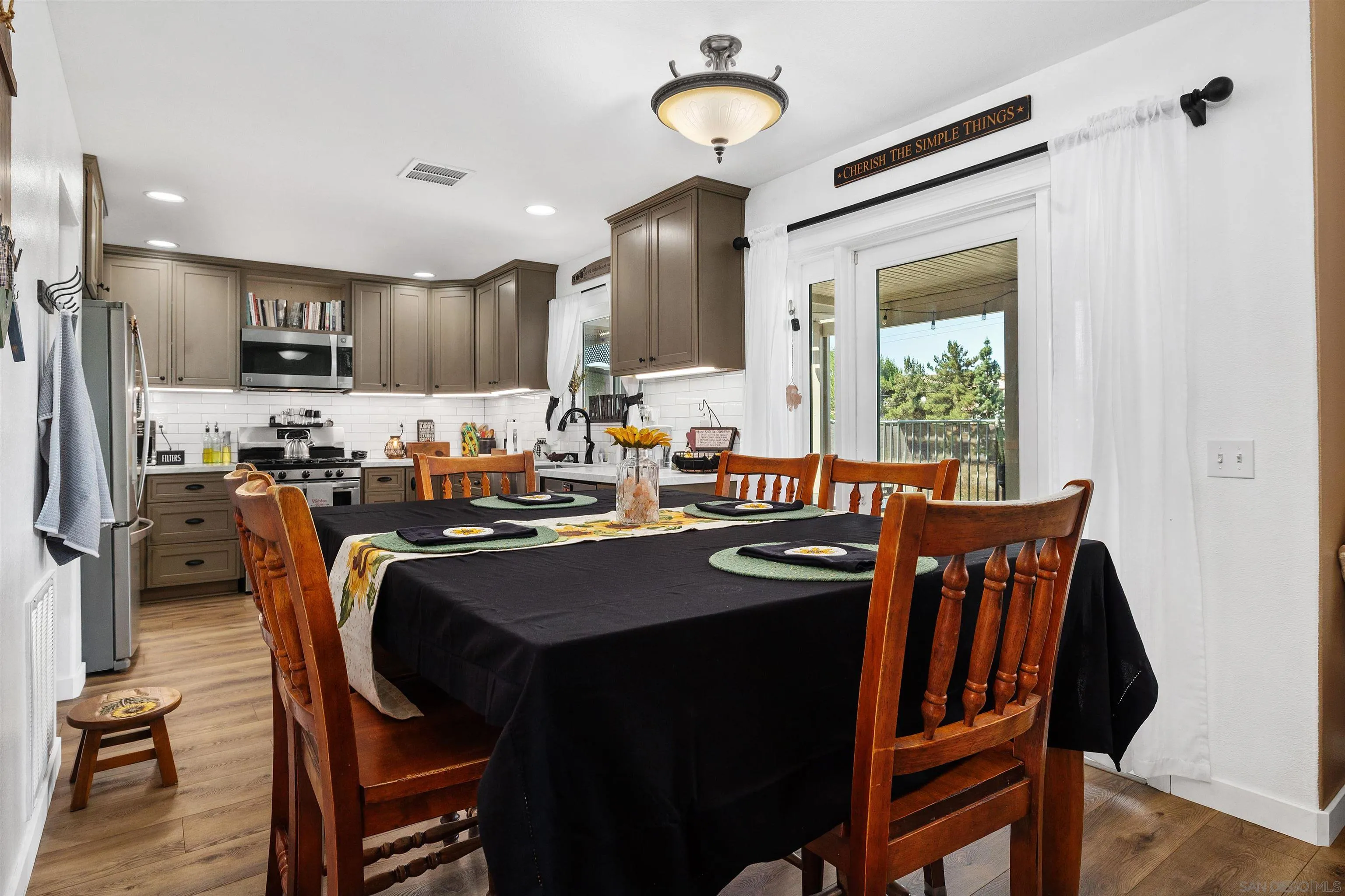 https://cdn.realtyfeed.com/cdn/127/260014683/d34f641a415a2fa519630a2e39893b49.webp