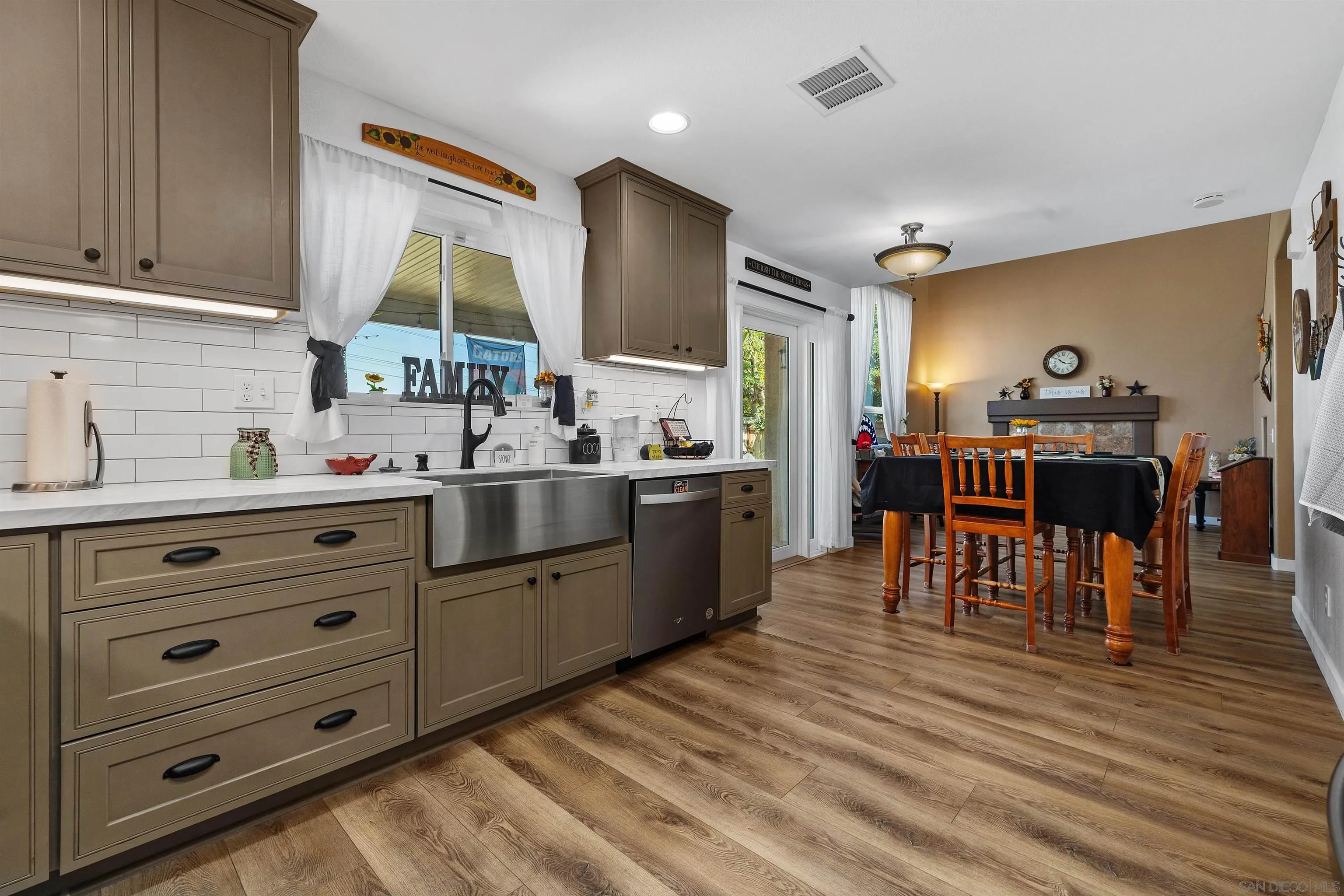 https://cdn.realtyfeed.com/cdn/127/260014683/eb8b0156398ff187229b260b1dd06531.webp