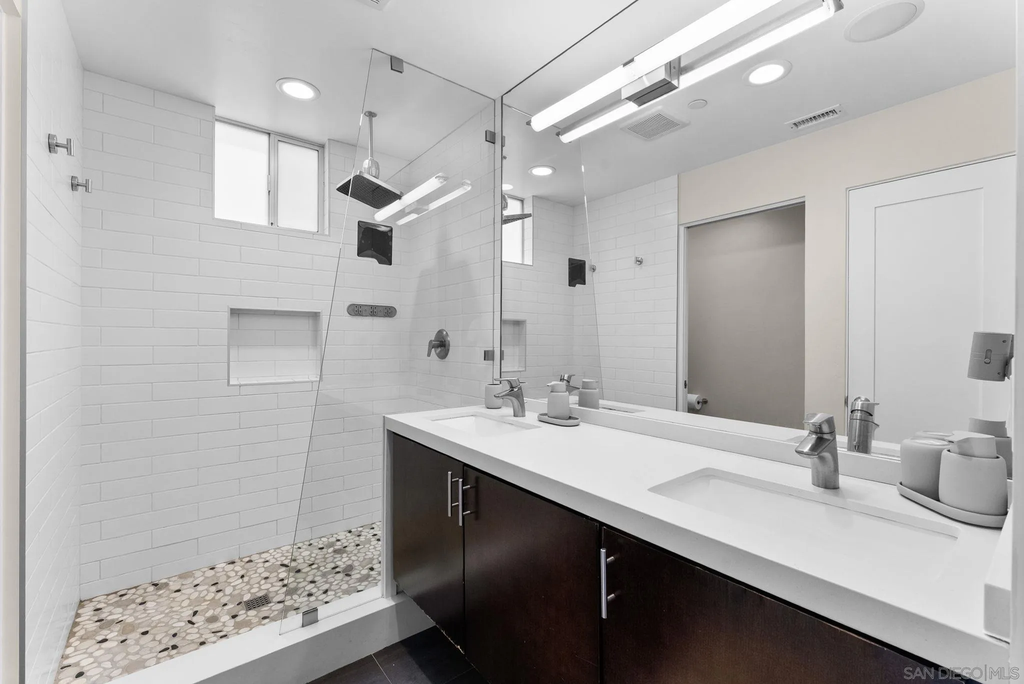 https://cdn.realtyfeed.com/cdn/127/260014687/546805b0c817efe1a15a08100b86bd4c.webp