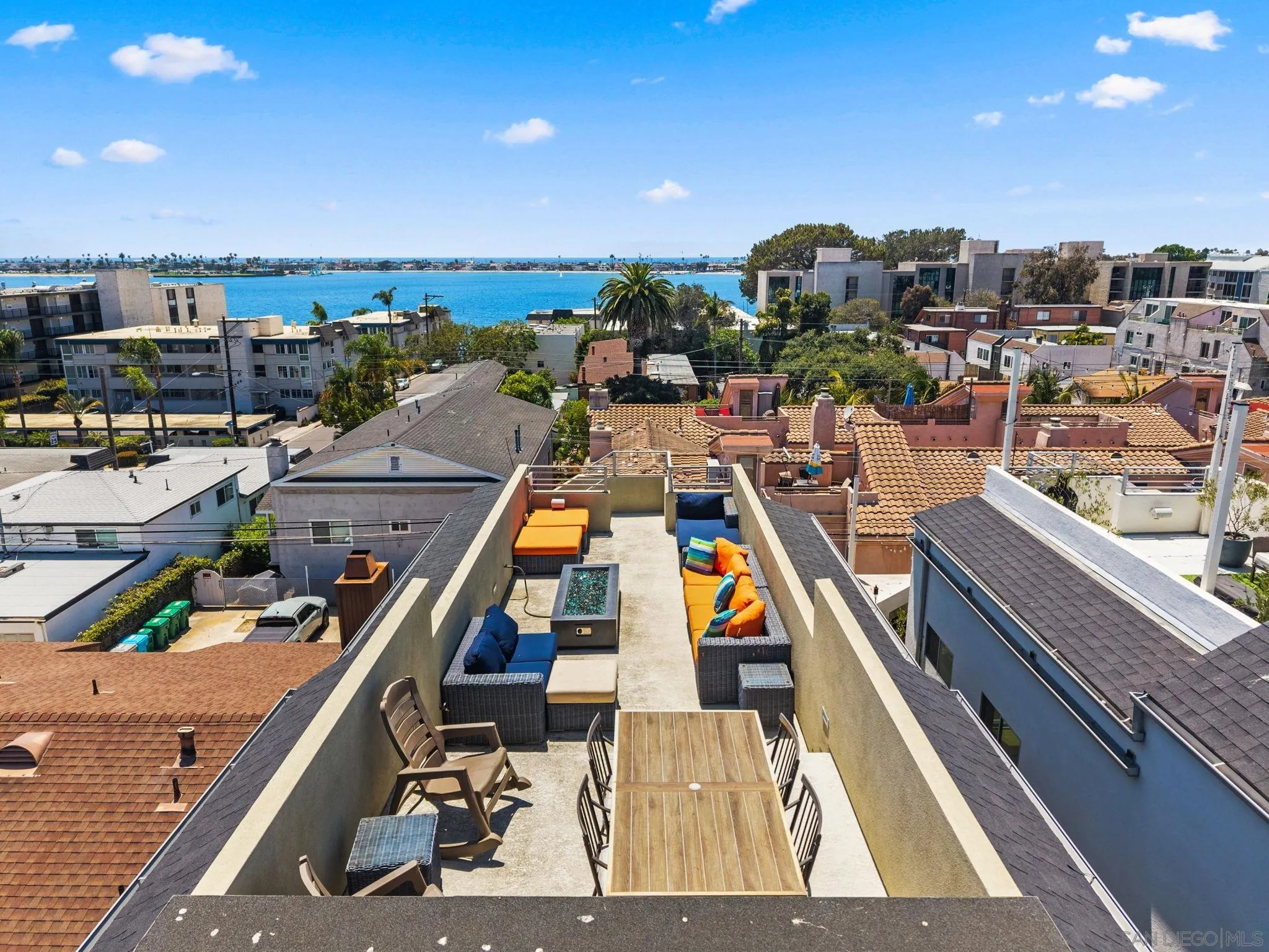 https://cdn.realtyfeed.com/cdn/127/260014687/82f0275fd8a29e596c046bc61e54c325.webp
