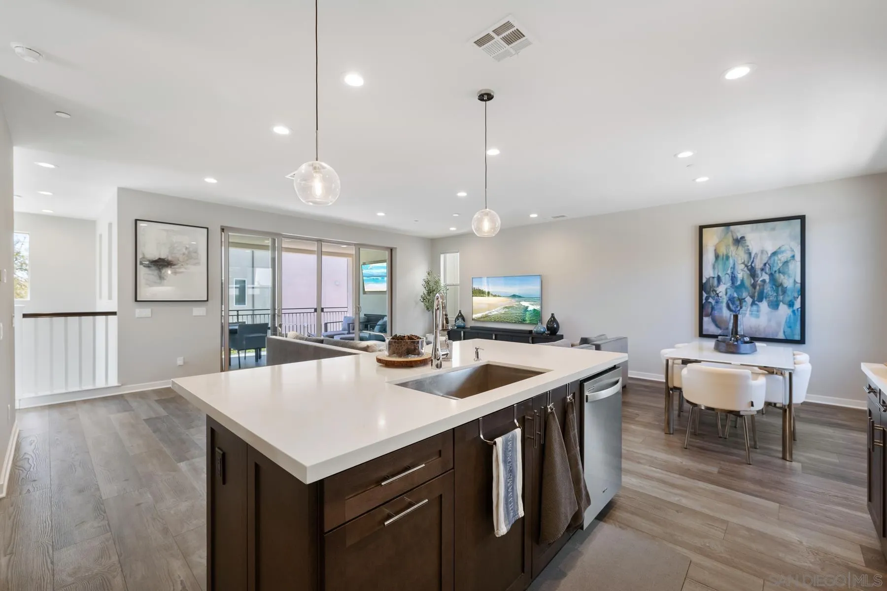 https://cdn.realtyfeed.com/cdn/127/260014688/145cbef22d117a315da9d0eb82e181ad.webp