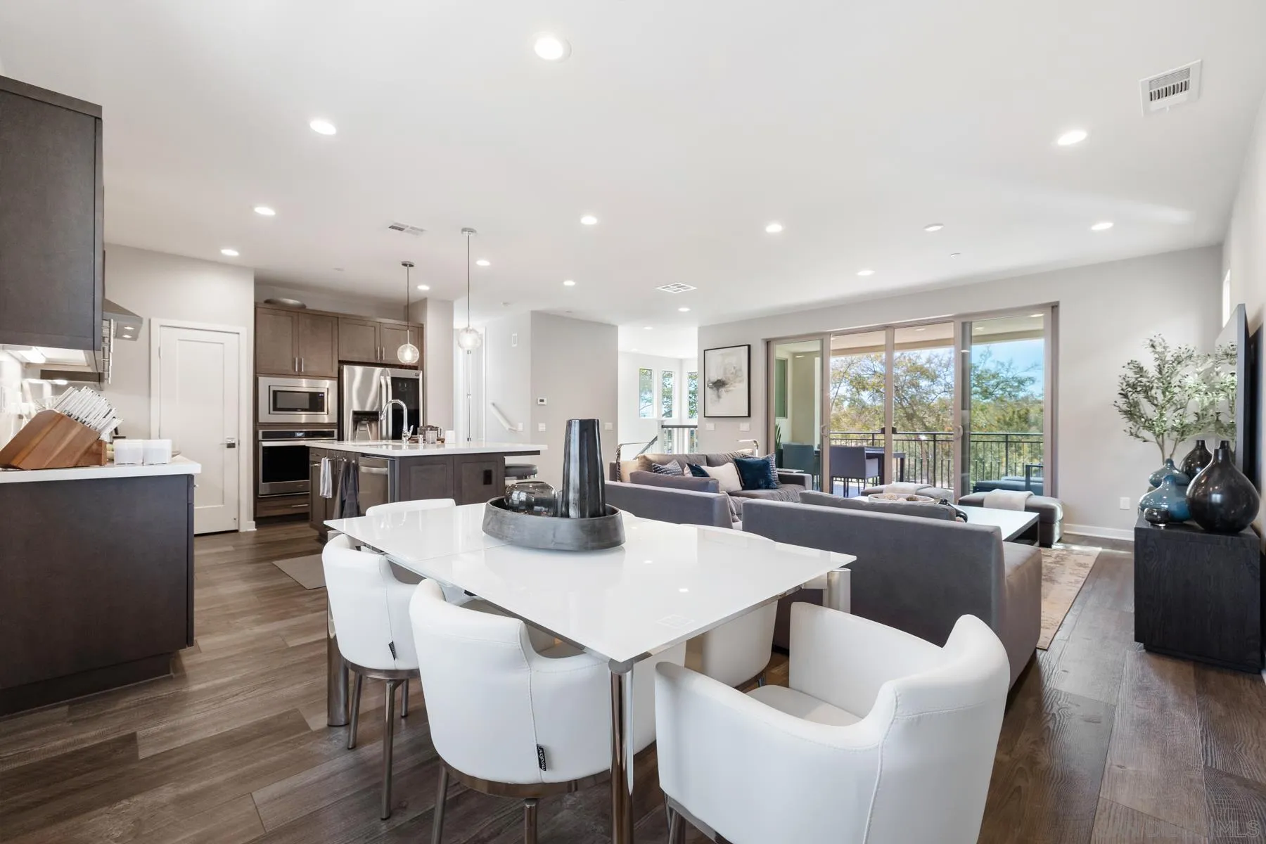 https://cdn.realtyfeed.com/cdn/127/260014688/fe3f41dc105e561c04cc8ec9baeada5e.webp