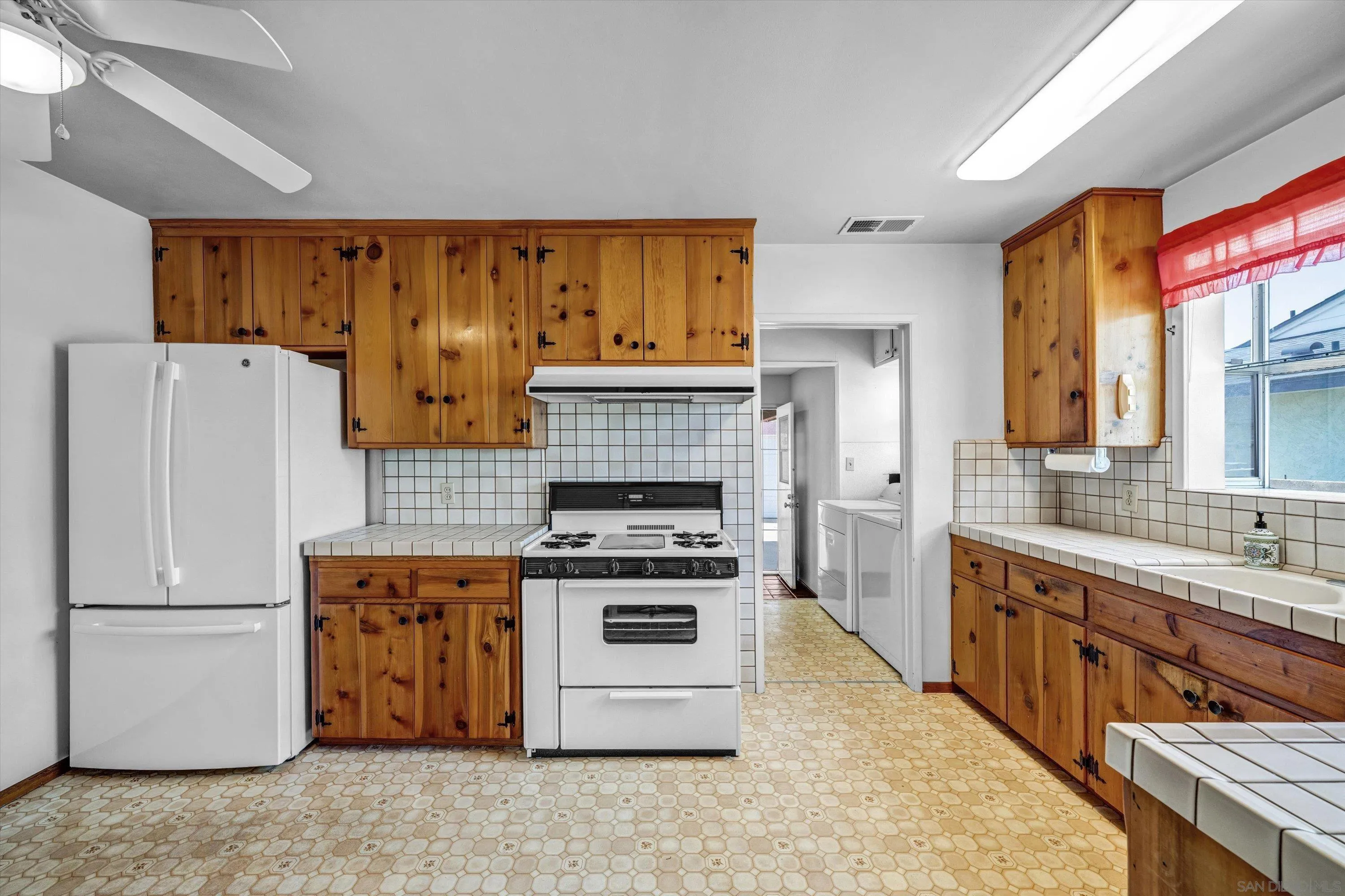 https://cdn.realtyfeed.com/cdn/127/260014690/1cc2deacf82e7b84553b36475084889d.webp