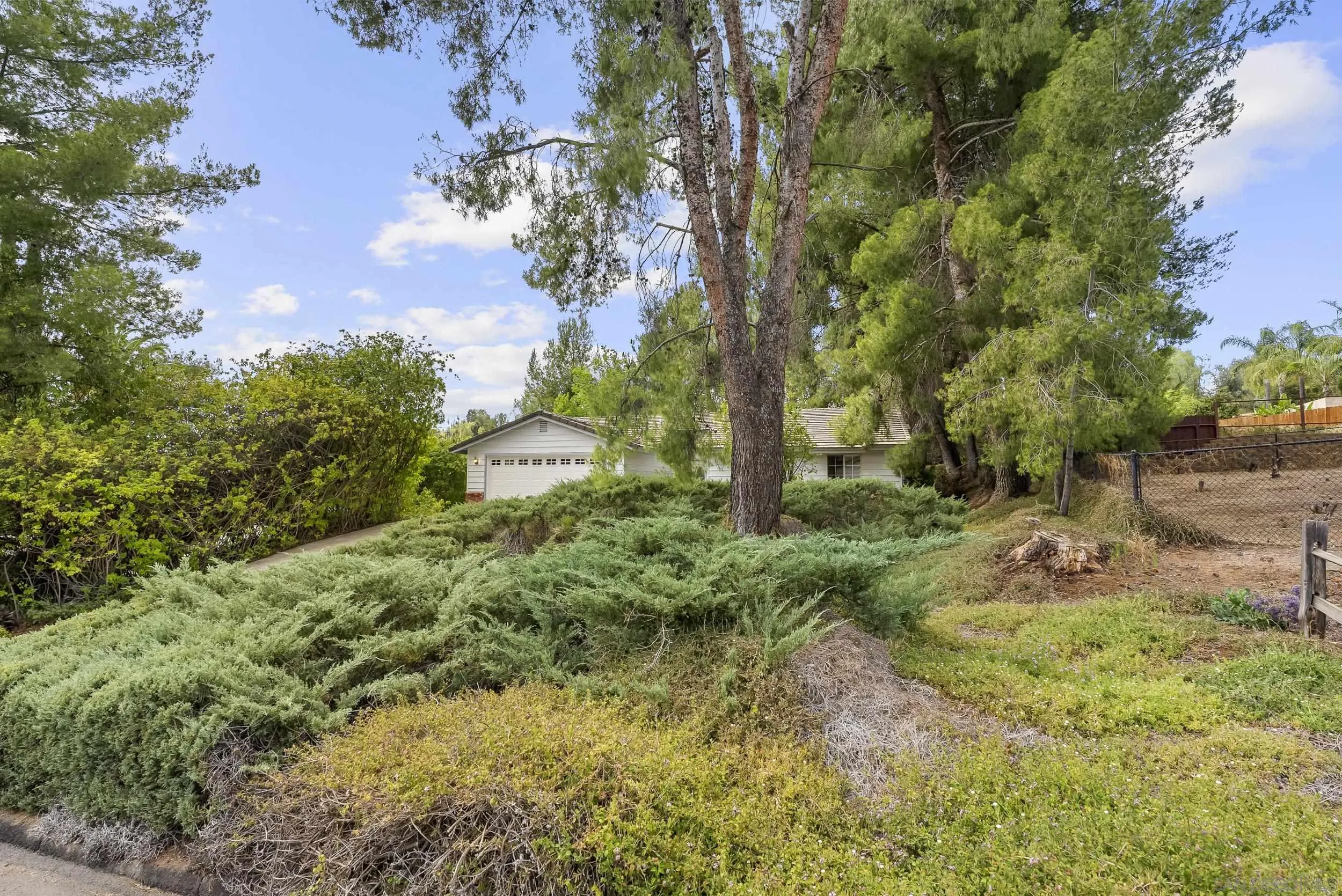https://cdn.realtyfeed.com/cdn/127/260014699/46aa481fe7d57cb7b0c35d3c4af76360.webp