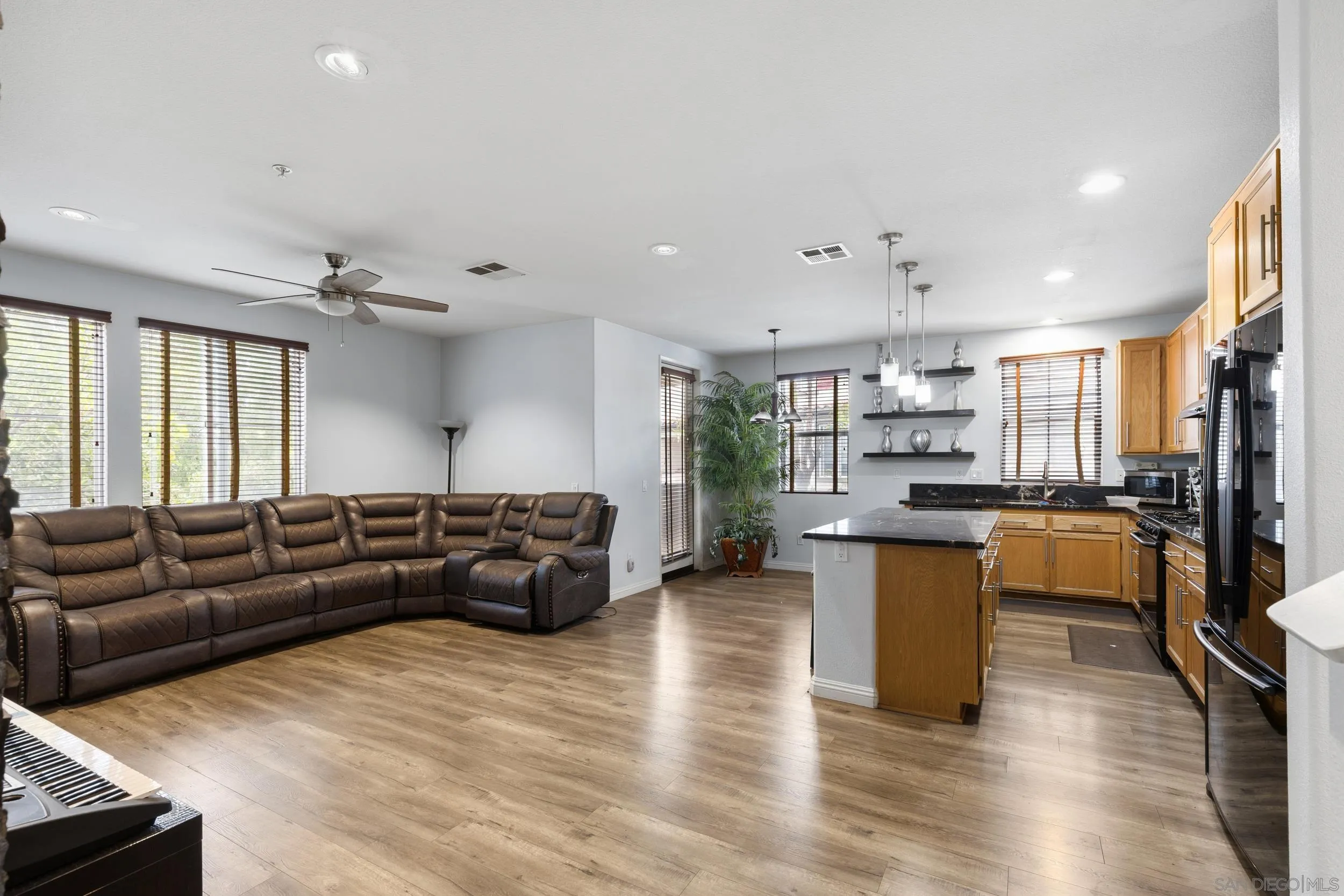 https://cdn.realtyfeed.com/cdn/127/260014703/8208e9a0d21cf4a9a22571dda84da796.webp
