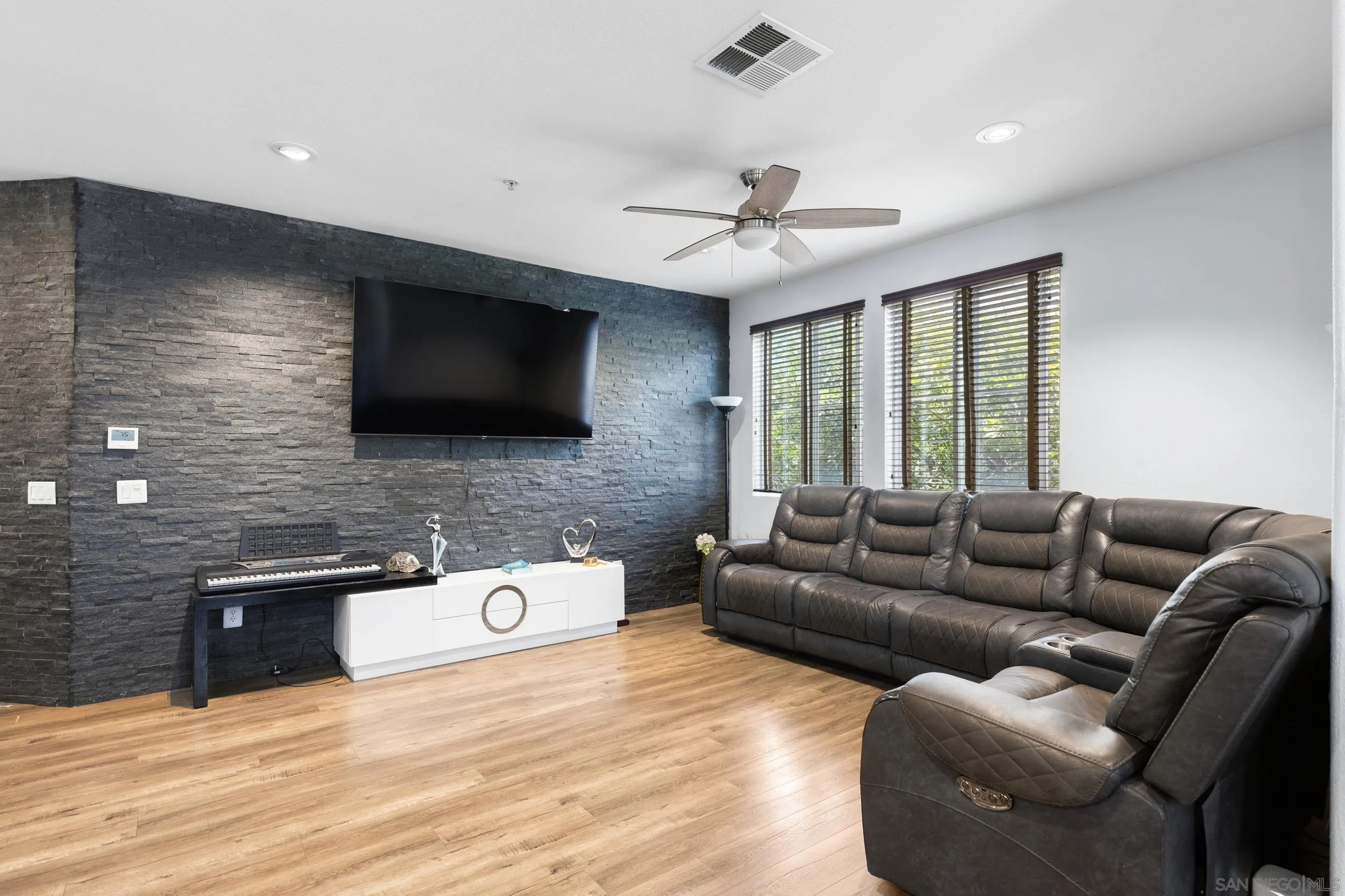 https://cdn.realtyfeed.com/cdn/127/260014703/d8a8a97155c09282f3f7c6516538b0e0.webp
