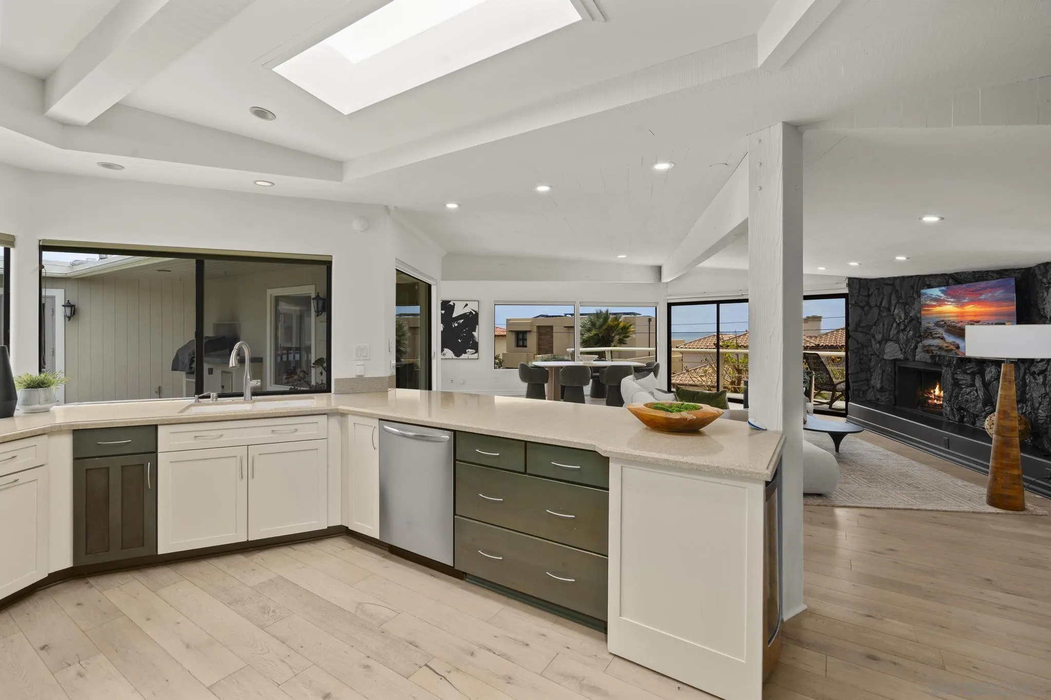 https://cdn.realtyfeed.com/cdn/127/260014706/27fbfc08e825878024b2b7e0a9d2b684.webp