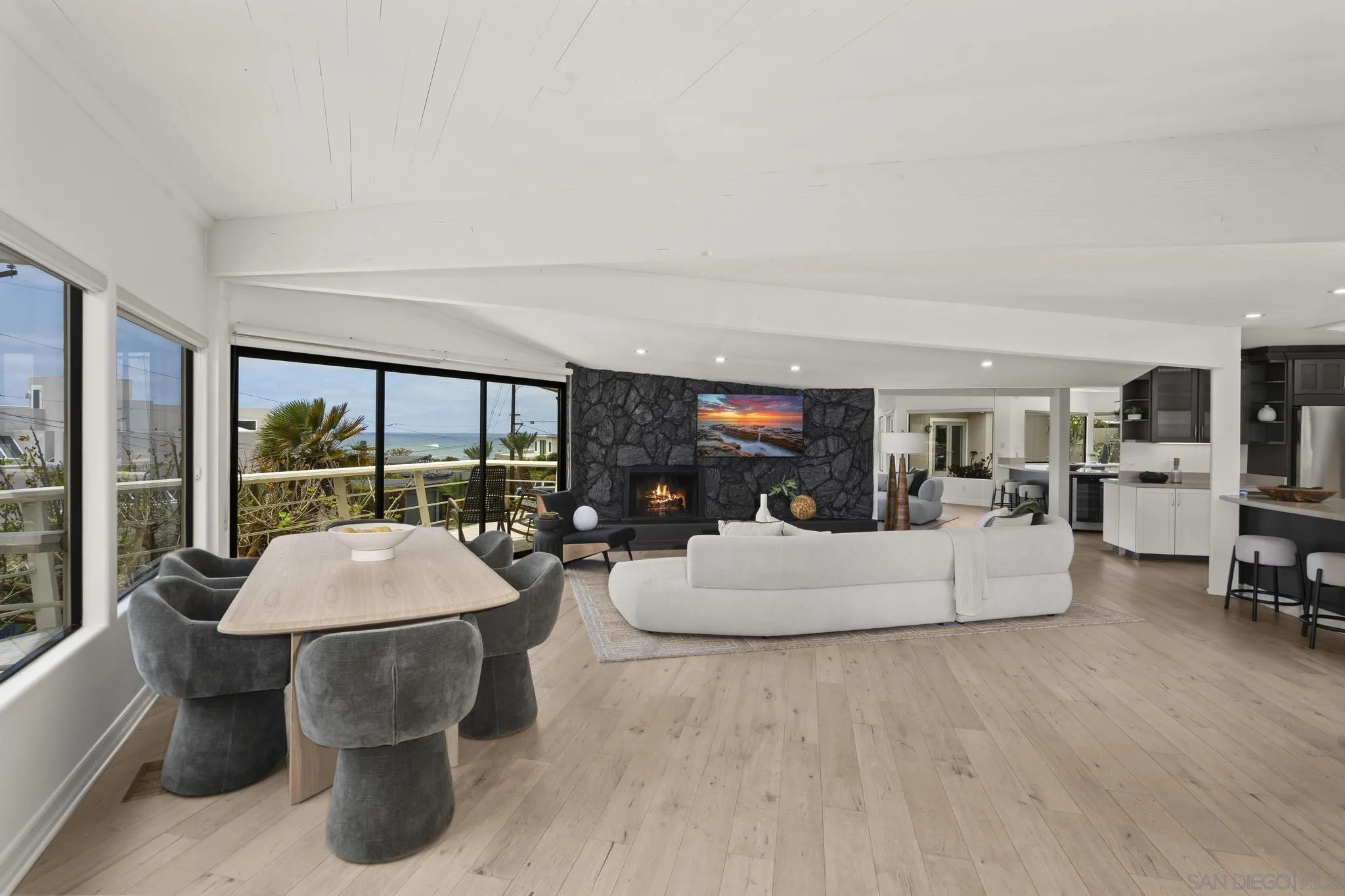 https://cdn.realtyfeed.com/cdn/127/260014706/ac85551c29f861131f37ddf4acad5ed7.webp