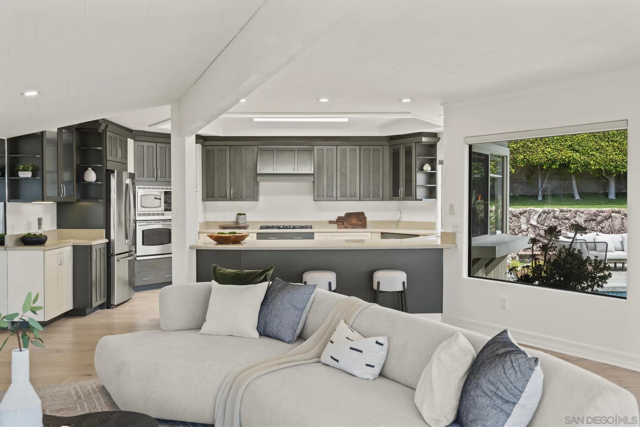https://cdn.realtyfeed.com/cdn/127/260014706/f037a453c749bdac7ee0cc619f540b59.webp