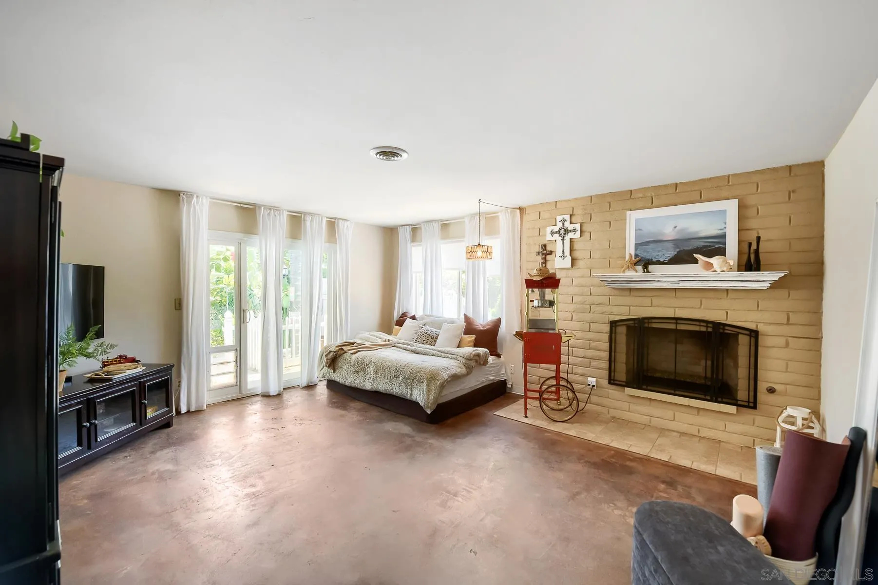 https://cdn.realtyfeed.com/cdn/127/260014707/40933882ef9d497f9b5e5db81475a546.webp