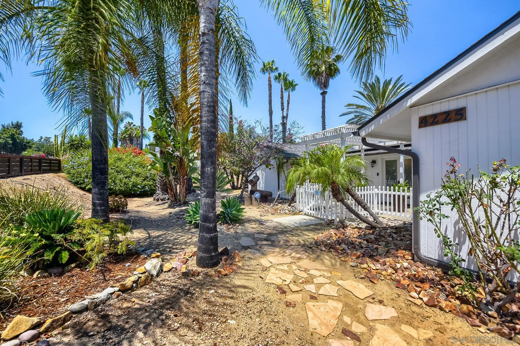 https://cdn.realtyfeed.com/cdn/127/260014707/4d825e8554994a26f0250f8751719018.webp