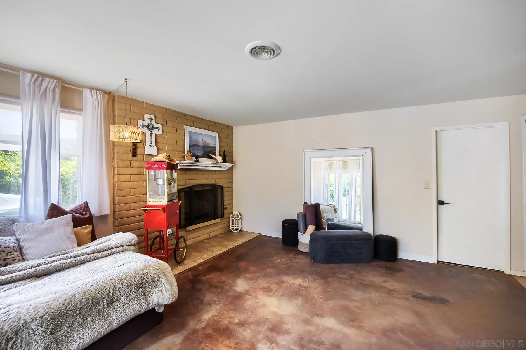 https://cdn.realtyfeed.com/cdn/127/260014707/4e499c217e3d48f6f1bb77cc83dfdf82.webp