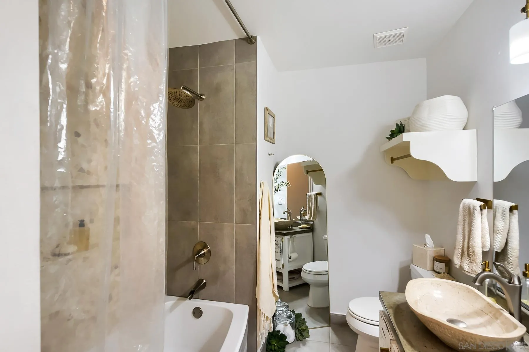 https://cdn.realtyfeed.com/cdn/127/260014707/8b9d58569af7fcd6a0617b460bcfb2fe.webp