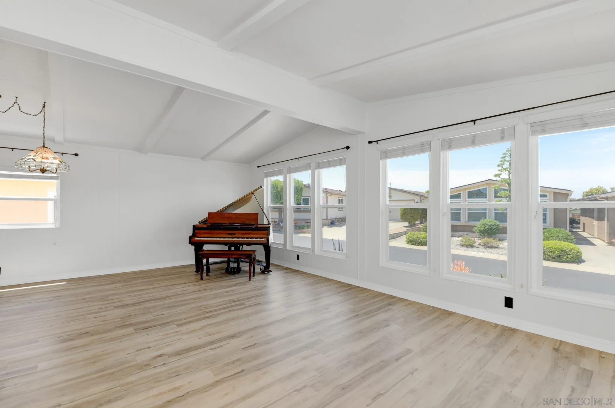 https://cdn.realtyfeed.com/cdn/127/260014708/68108494f8d90269773ac9a9bfbed5eb.webp