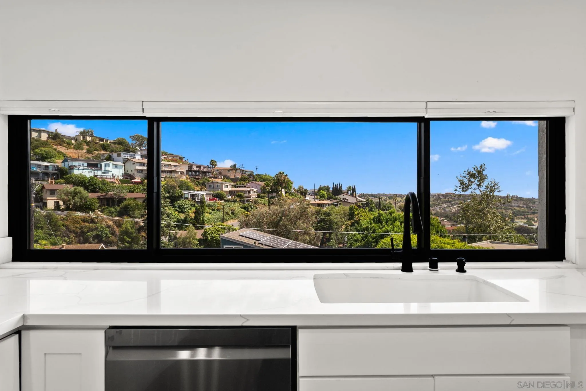 https://cdn.realtyfeed.com/cdn/127/260014722/197c5da9aea48a844e6587f5c4443303.webp