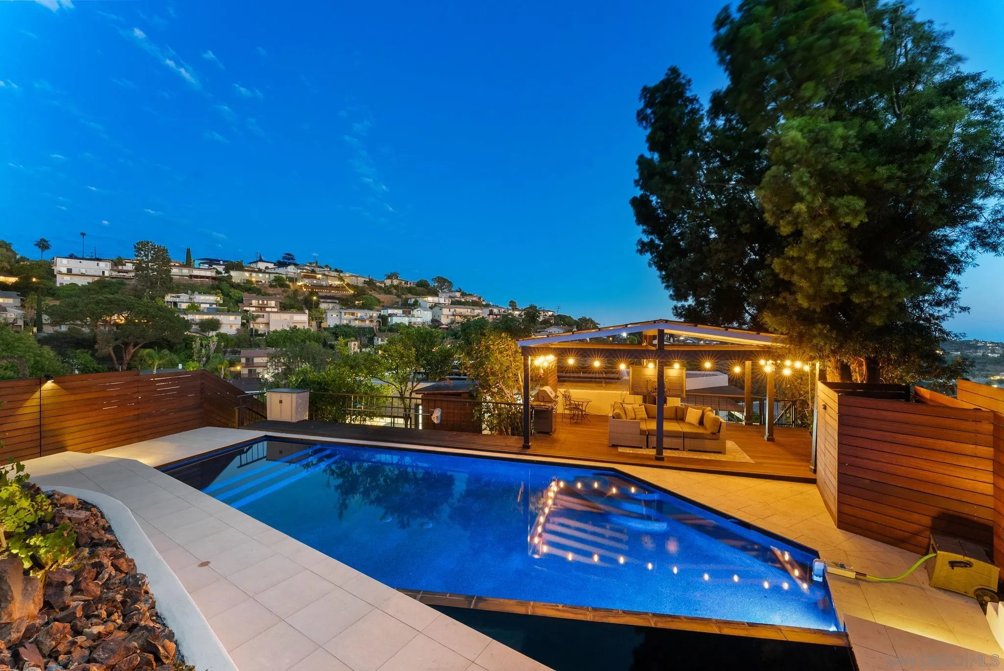 https://cdn.realtyfeed.com/cdn/127/260014722/1e27e072e5073304e6ca2cf47a9453d2.webp