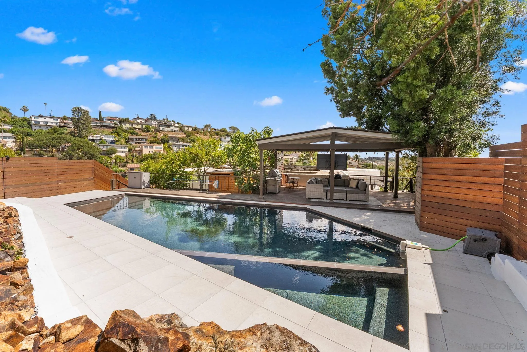 https://cdn.realtyfeed.com/cdn/127/260014722/483a4e0ecfcd1ec00dc9d377c5350499.webp