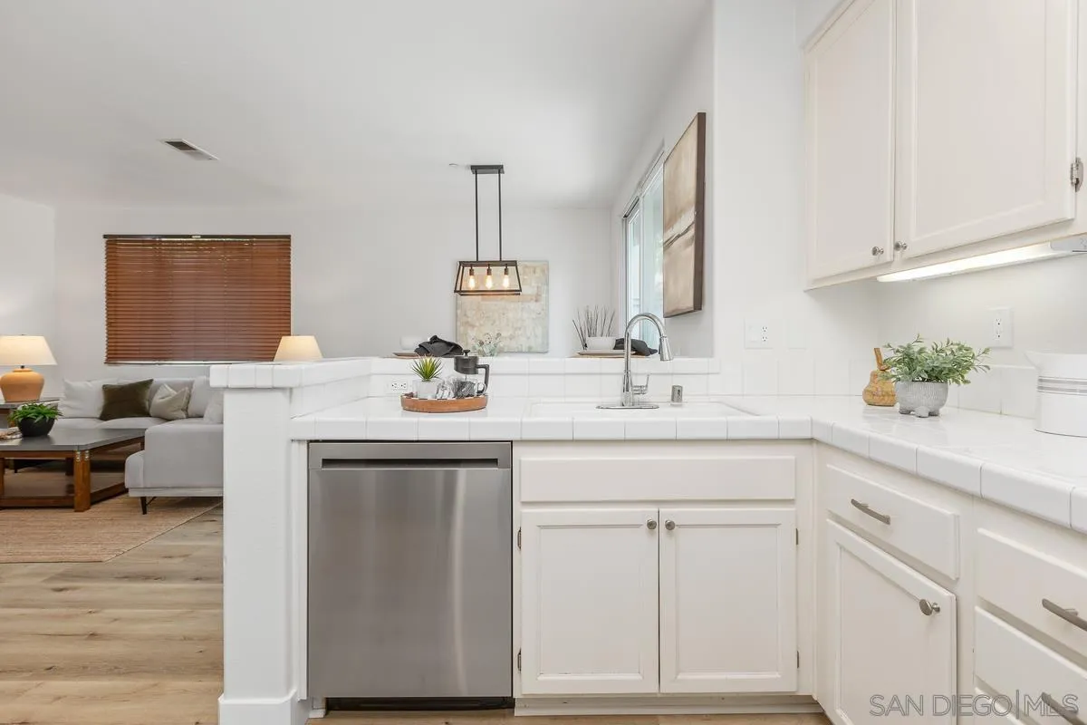 https://cdn.realtyfeed.com/cdn/127/260014723/e84421106b9f835e7aa5f4c307761804.webp