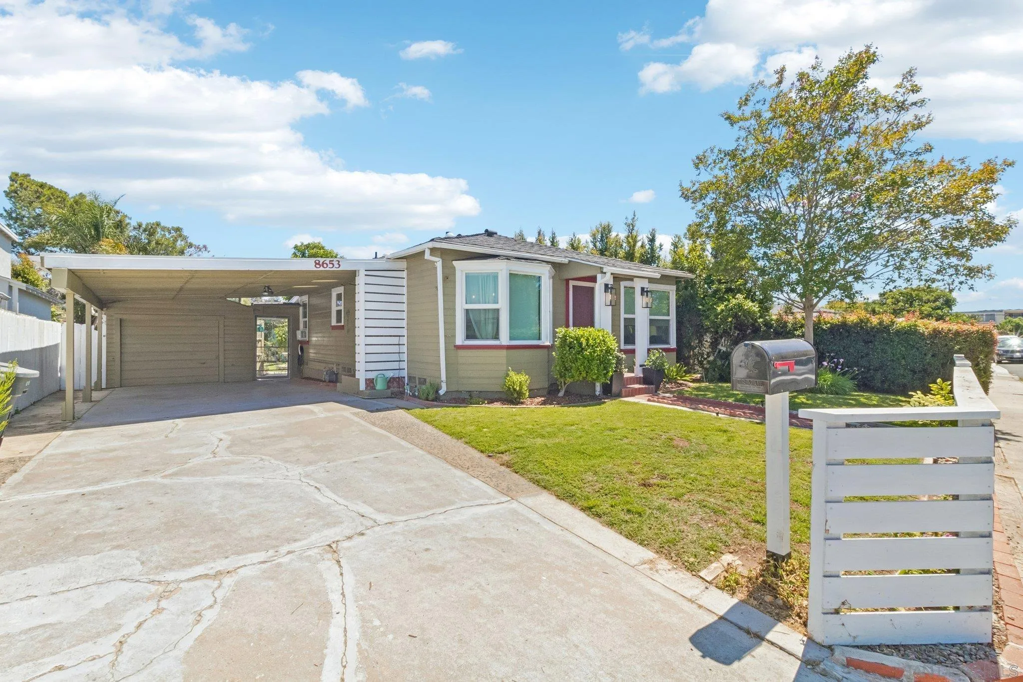 https://cdn.realtyfeed.com/cdn/127/260014733/1df55e0bf6a82aba0e04078adc1b971d.webp