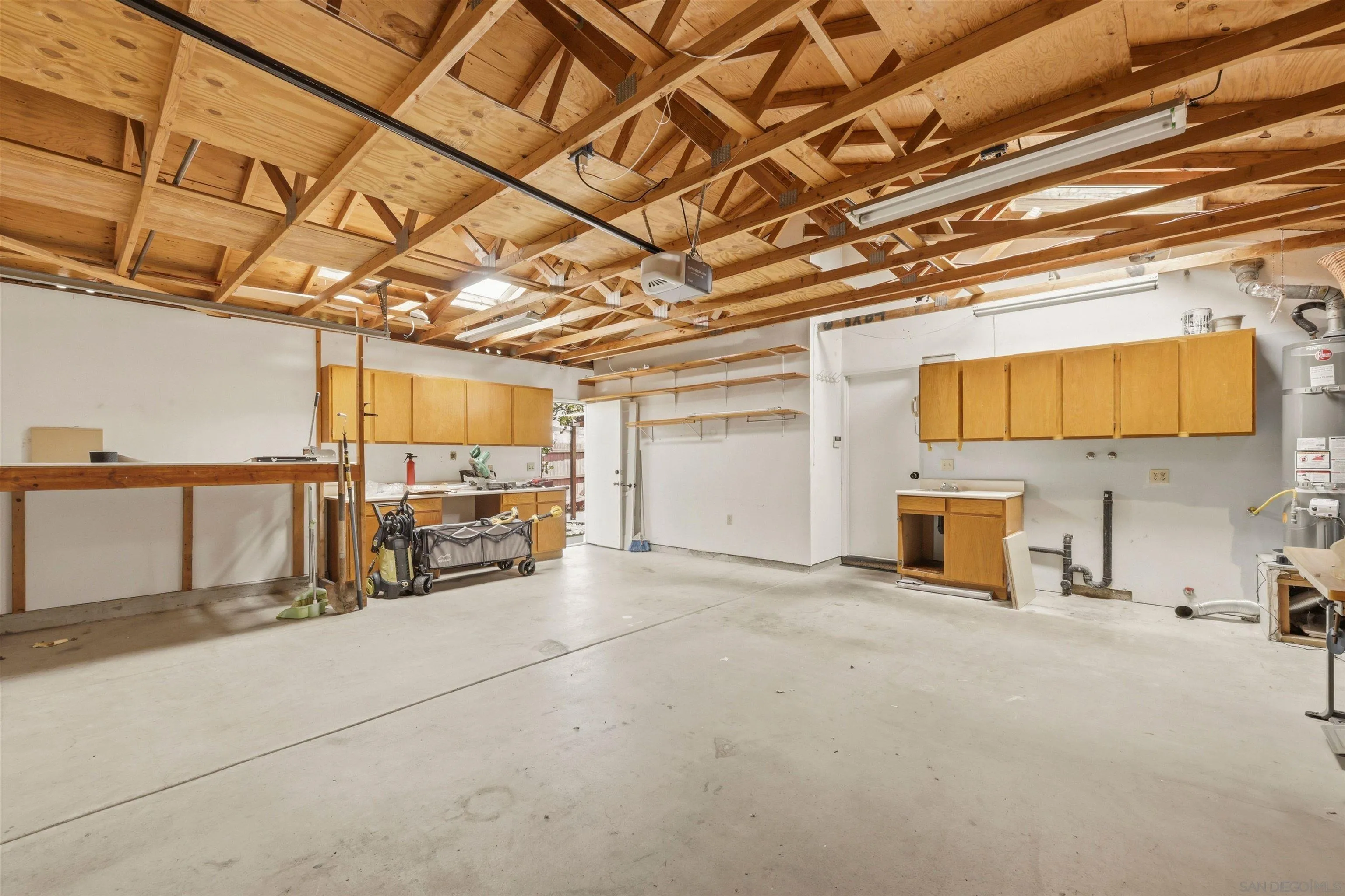 https://cdn.realtyfeed.com/cdn/127/260014737/215db35bce4a9e0a70deb81acb900eb9.webp