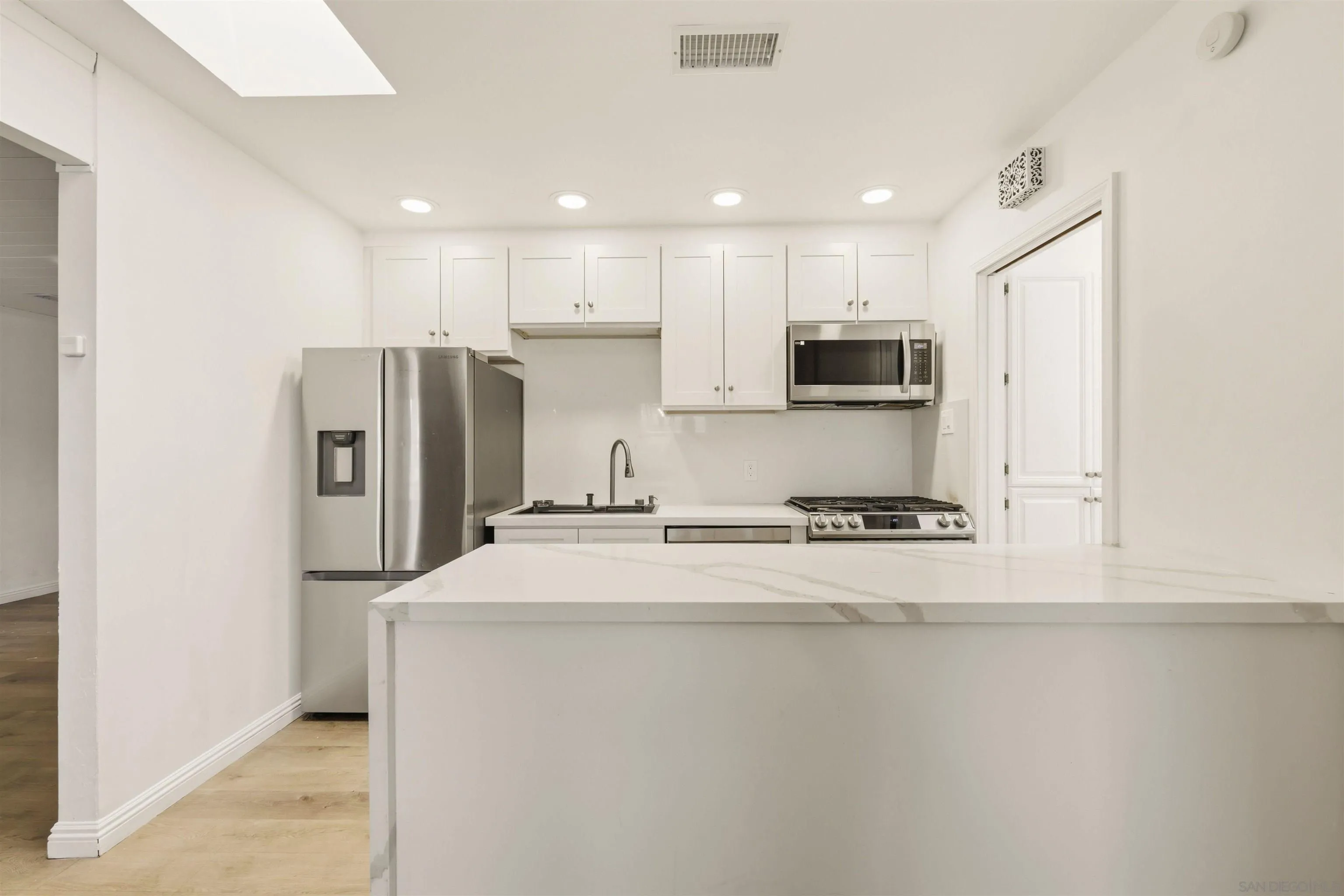 https://cdn.realtyfeed.com/cdn/127/260014737/504c05de57137c219a20f7edb8a9f30c.webp