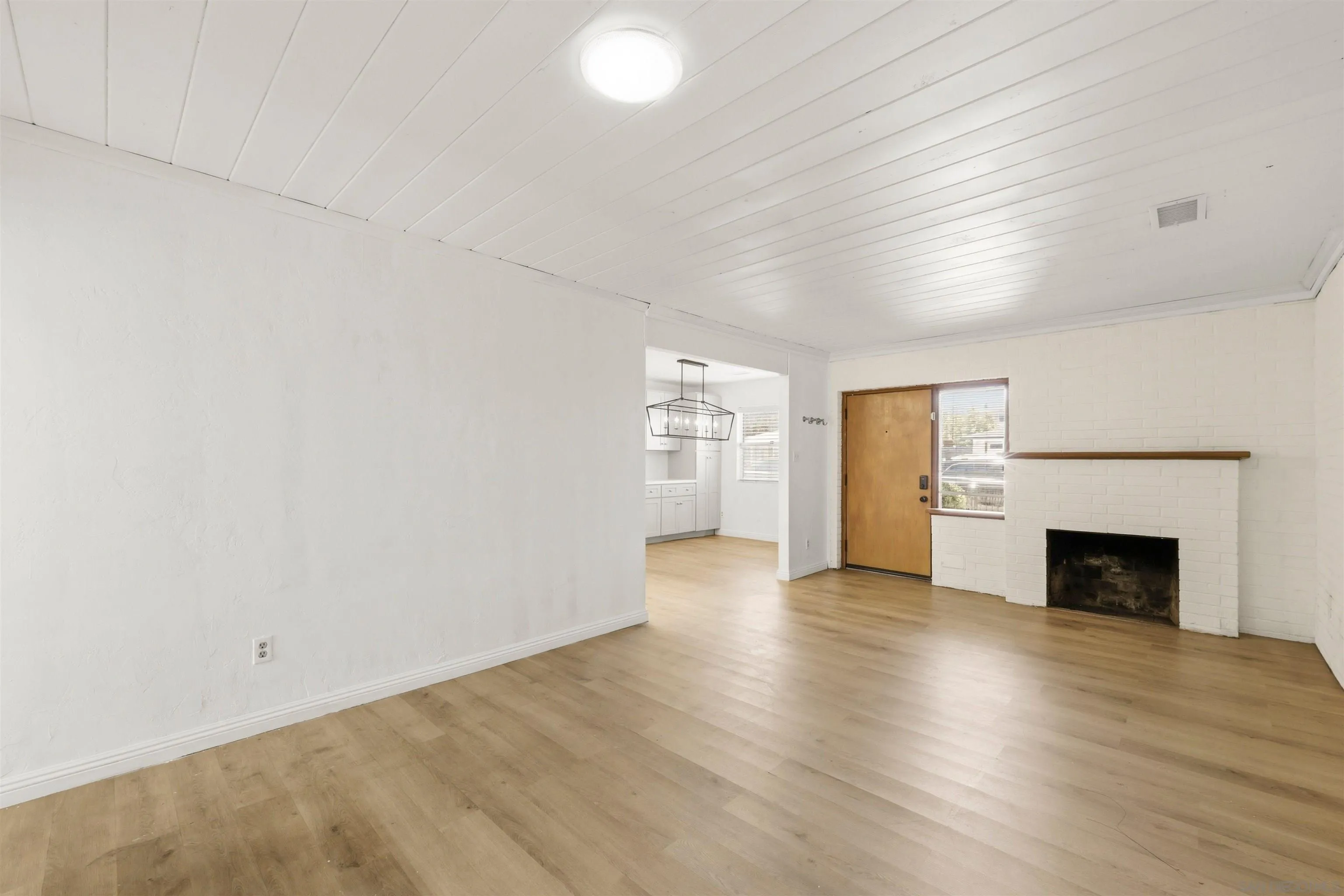 https://cdn.realtyfeed.com/cdn/127/260014737/a65f1463fb4b9f856a1e06887cc3f0d4.webp
