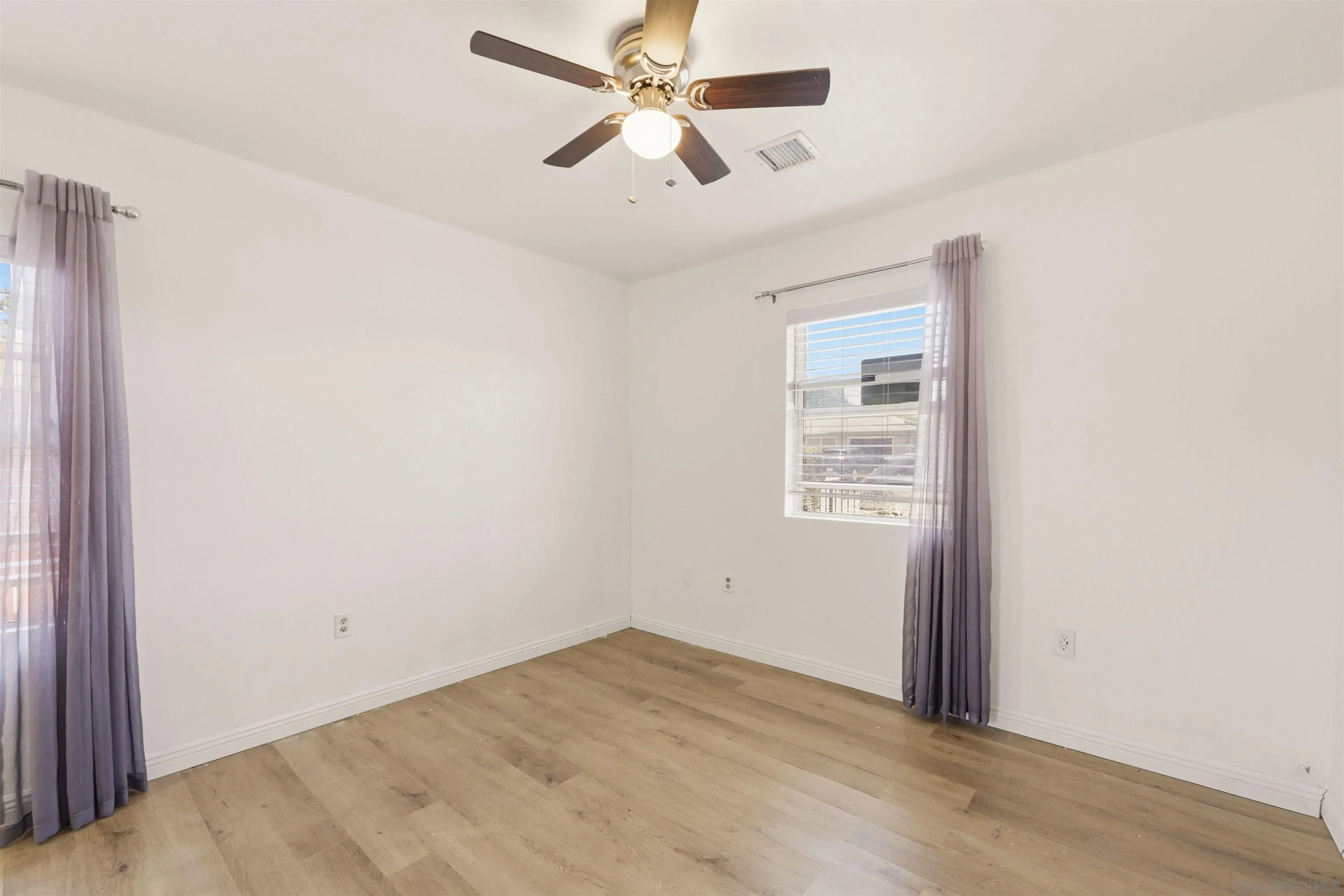 https://cdn.realtyfeed.com/cdn/127/260014737/be8f1bf17969a6dcf38823ecebed5cc4.webp